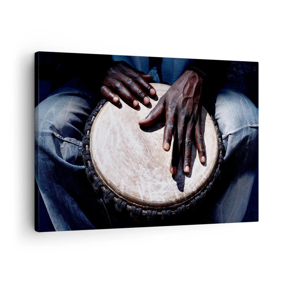 Quadro em tela - Mãos tocando um tambor djembê em uma composição dinâmica - 70x50cm - Viva no seu próprio ritmo - Decoração de parede moderna para a sala de estar e quarto ARTTOR