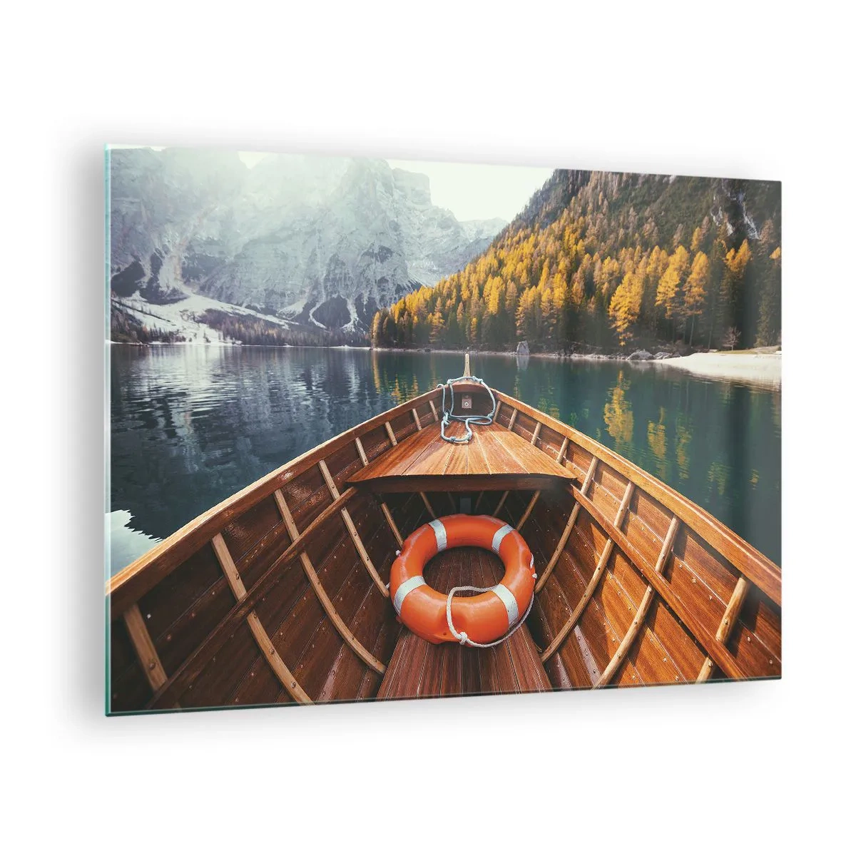 Quadro em vidro - Vista de um barco de madeira de um lago de montanha e uma floresta de outono - 70x50cm - Excursão na montanha - Decoração de parede moderna para a sala de estar e quarto ARTTOR
