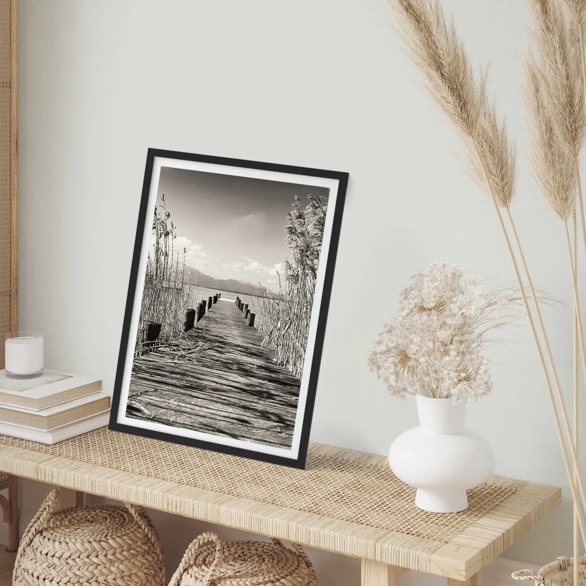 Pôster com moldura preta - Uma ponte de madeira entre os juncos sobre um lago em tons sépia - 50x70cm - No silêncio da relva - Decoração de parede moderna para a sala de estar e quarto ARTTOR