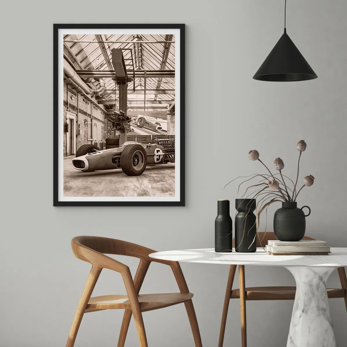 Pôster com moldura preta - Carro de corrida icônico em um interior industrial - 50x70cm - O descanso do vencedor - Decoração de parede moderna para a sala de estar e quarto ARTTOR