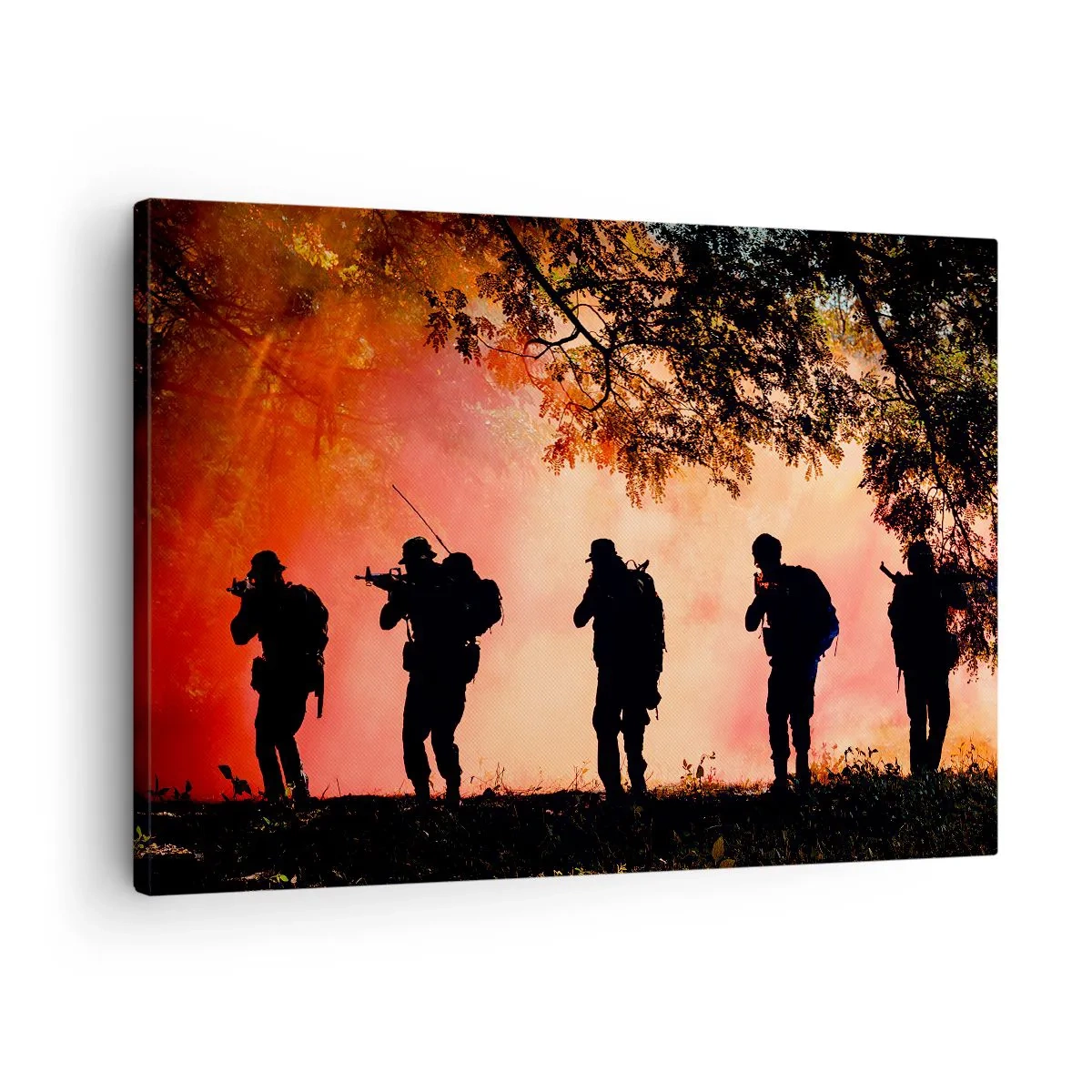Quadro em tela - Silhuetas de soldados na floresta contra o céu laranja - 70x50cm - ...Todos por um. - Decoração de parede moderna para a sala de estar e quarto ARTTOR