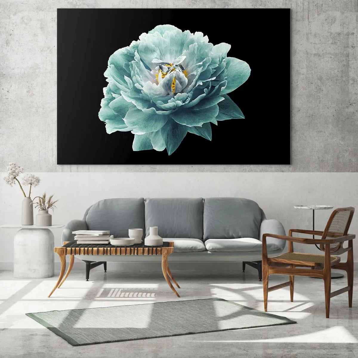 Quadro em vidro - Uma flor turquesa com um centro amarelo sobre um fundo preto em um estilo glamouroso. - 70x50cm - Pétalas azuis e douradas - Decoração de parede moderna para a sala de estar e quarto ARTTOR