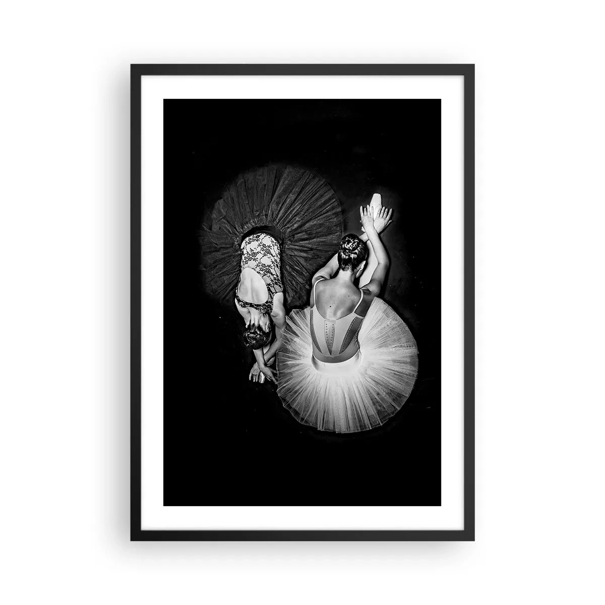 Pôster com moldura preta - Bailarinas em foto em preto e branco vistas de cima - 50x70cm - Jin e yang – o equilíbrio perfeito - Decoração de parede moderna para a sala de estar e quarto ARTTOR