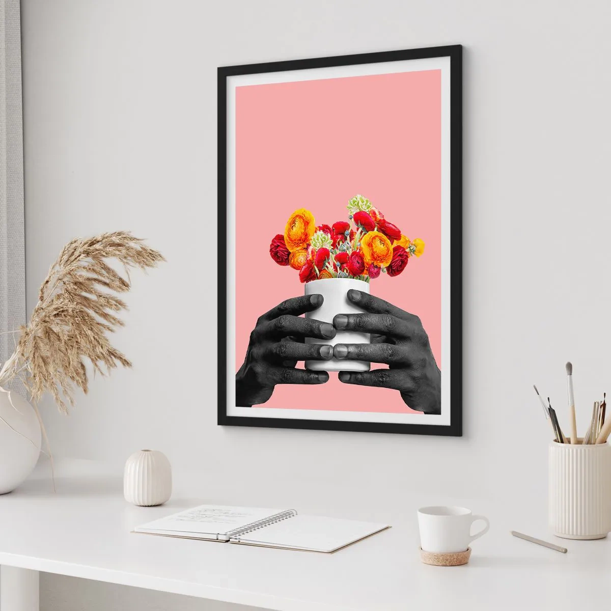 Pôster com moldura preta - Mãos negras segurando um buquê de flores em um fundo rosa - 50x70cm - A apoteose da vida - Decoração de parede moderna para a sala de estar e quarto ARTTOR