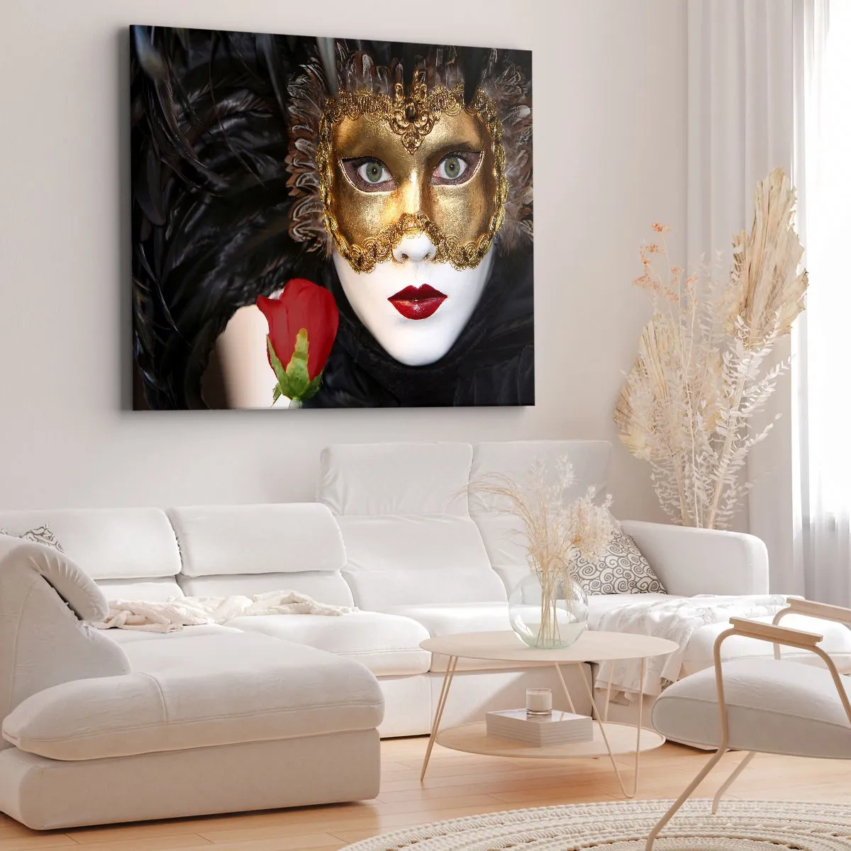Quadro em tela - Máscara veneziana dourada com penas e uma rosa vermelha, motivo misterioso. - 70x50cm - Porque a vida é uma grande baile - Decoração de parede moderna para a sala de estar e quarto ARTTOR