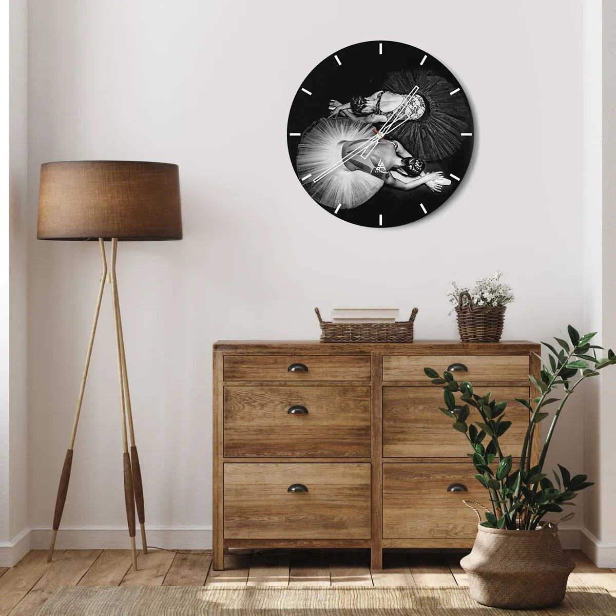 Relógio de parede - Relógio em vidro - Um astronauta flutuando no espaço acima da Terra - 30x30cm - Jin e yang – o equilíbrio perfeito - Decoração de parede moderna para a sala de estar, cozinha e quarto ARTTOR