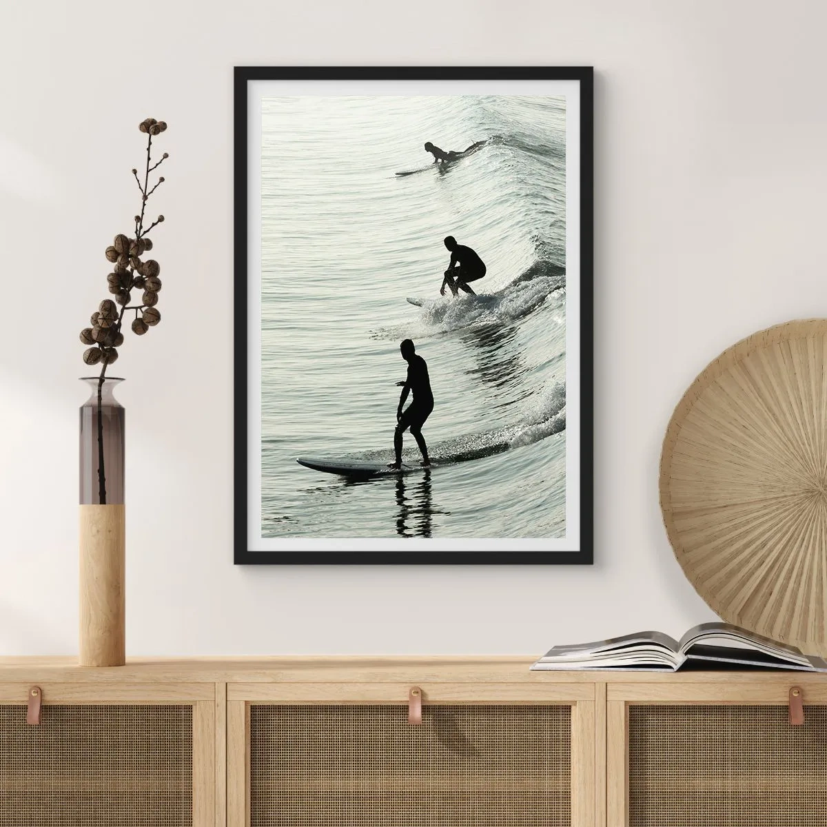 Pôster com moldura preta - Três surfistas surfando nas ondas em um estilo monocromático - 50x70cm - Para conhecer a onda - Decoração de parede moderna para a sala de estar e quarto ARTTOR