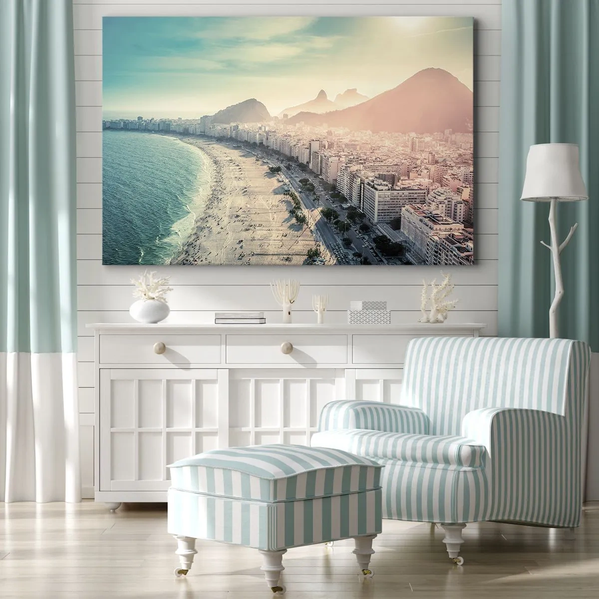 Quadro em tela - Panorama da Praia de Copacabana com montanhas ao fundo no Rio de Janeiro - 70x50cm - Férias eternas no Rio - Decoração de parede moderna para a sala de estar e quarto ARTTOR