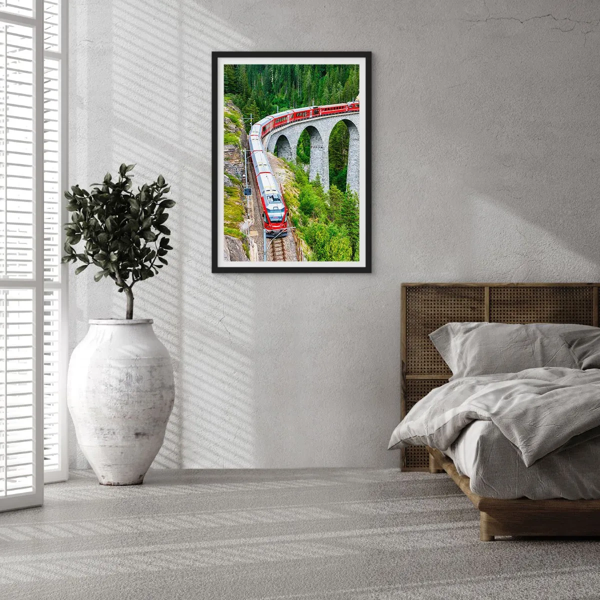 Pôster com moldura preta - Um trem vermelho em um viaduto cercado por uma floresta verde - 50x70cm - Linha férrea com vista para a montanha - Decoração de parede moderna para a sala de estar e quarto ARTTOR