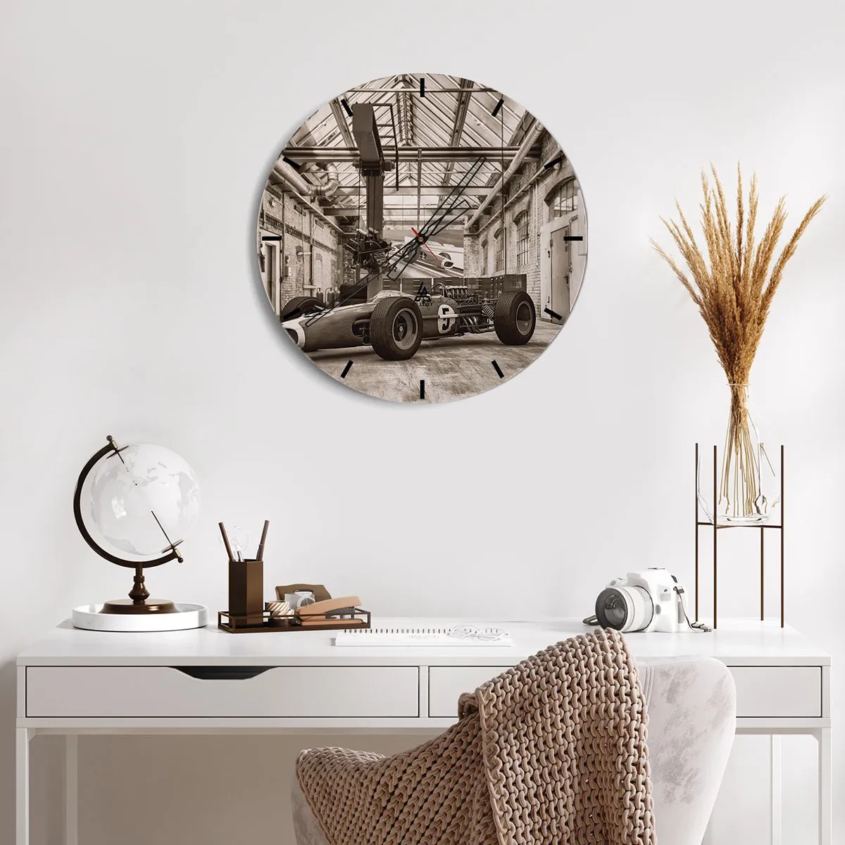 Relógio de parede - Relógio em vidro - Um carro de corrida clássico em um antigo salão industrial - 30x30cm - O descanso do vencedor - Decoração de parede moderna para a sala de estar, cozinha e quarto ARTTOR