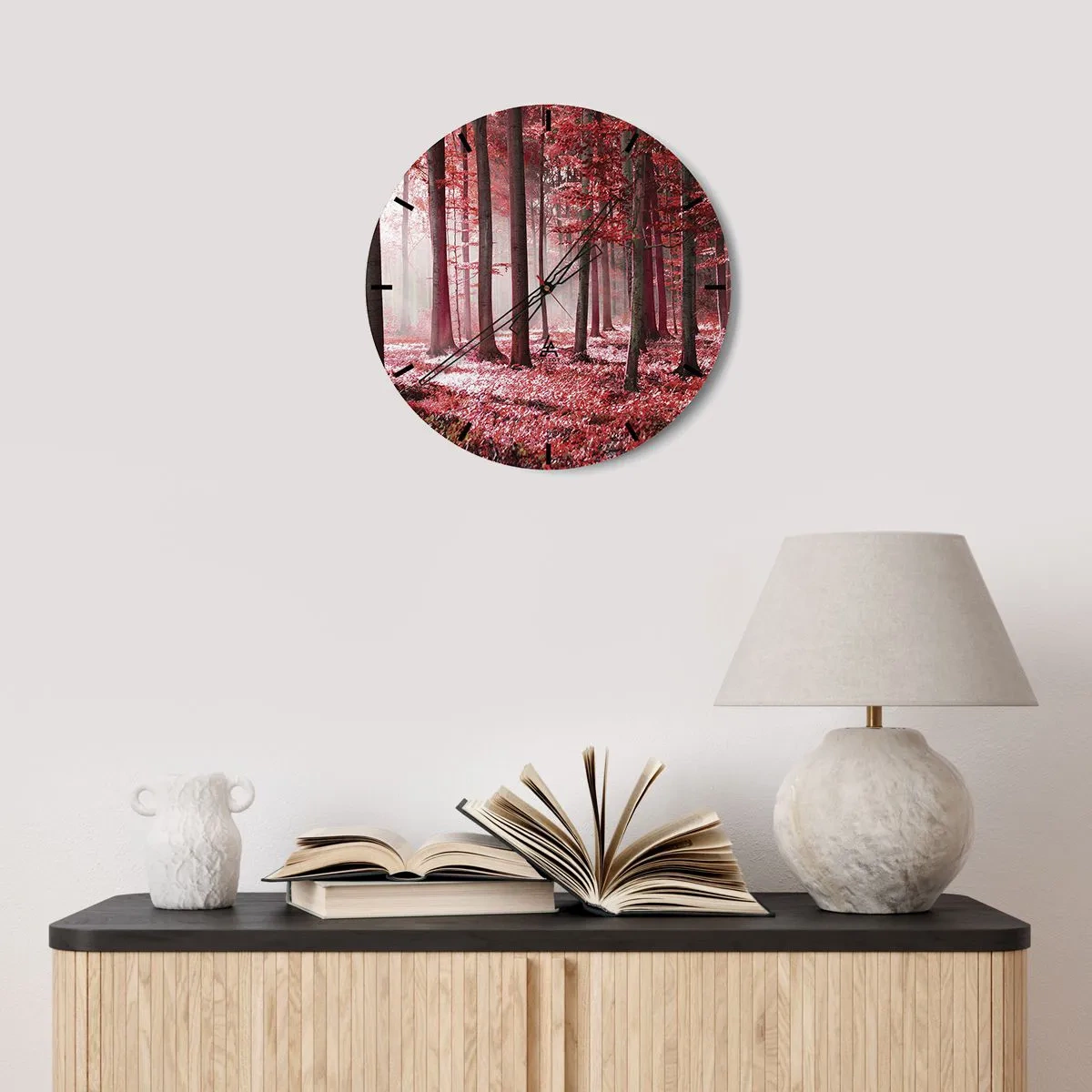 Relógio de parede - Relógio em vidro - Uma floresta pitoresca em tons de vermelho na luz da manhã - 30x30cm - O vermelho também é belo - Decoração de parede moderna para a sala de estar, cozinha e quarto ARTTOR
