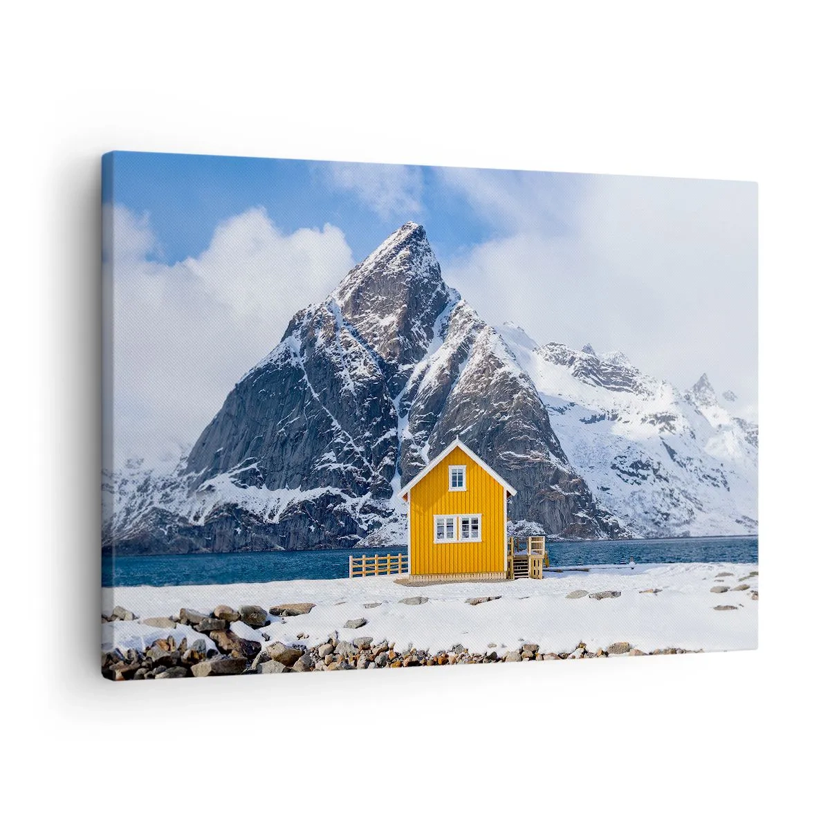 Quadro em tela - Uma casa amarela com o cenário de montanhas cobertas de neve e o mar - 70x50cm - Feriados escandinavos - Decoração de parede moderna para a sala de estar e quarto ARTTOR