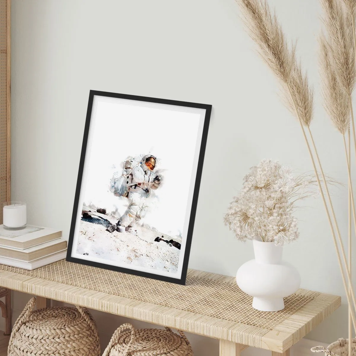 Pôster com moldura preta - Um astronauta em um traje espacial na superfície da lua - 50x70cm - Enviado da Terra - Decoração de parede moderna para a sala de estar e quarto ARTTOR