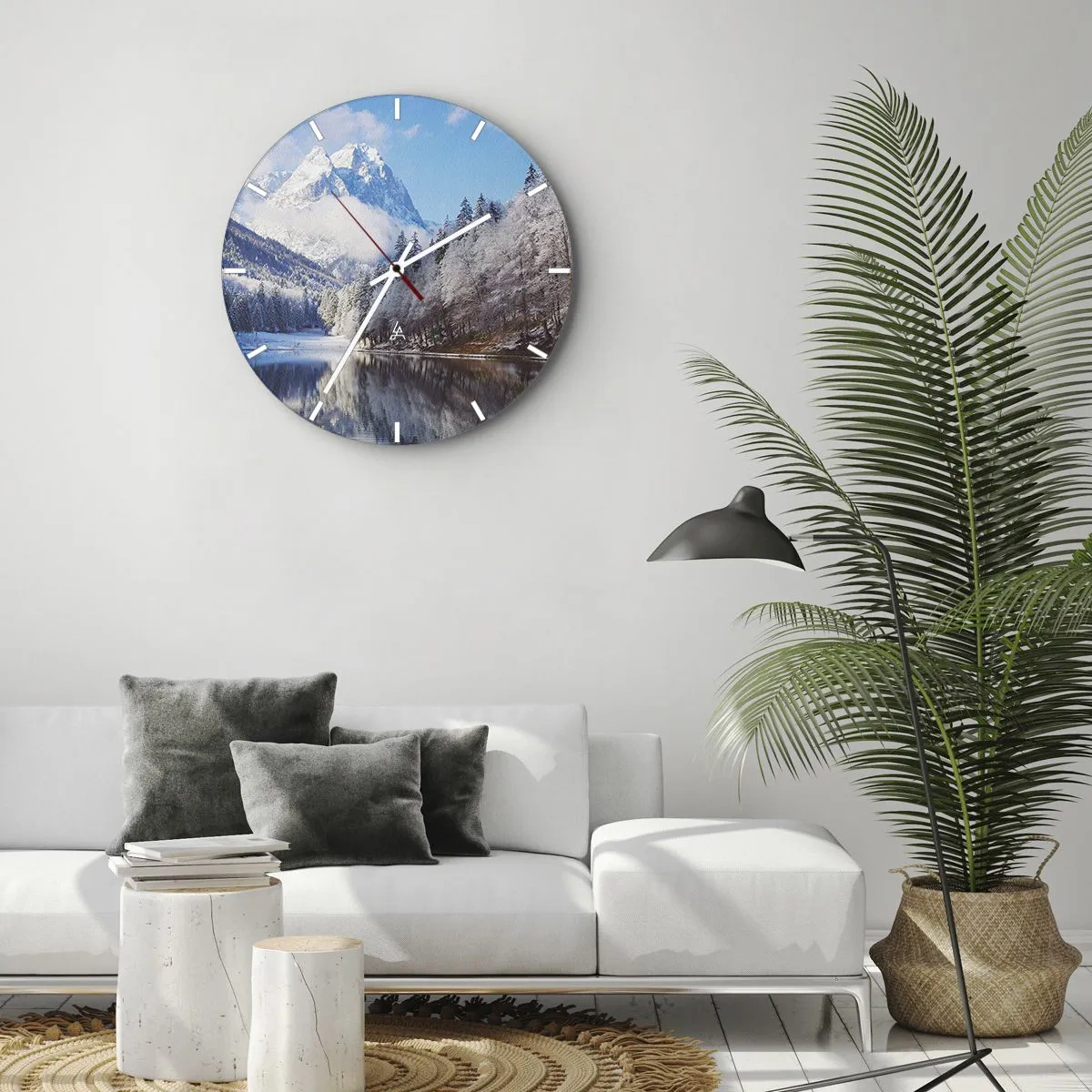 Relógio de parede - Relógio em vidro - Montanhas de inverno refletidas em um lago calmo - 30x30cm - Guarda de neve - Decoração de parede moderna para a sala de estar, cozinha e quarto ARTTOR