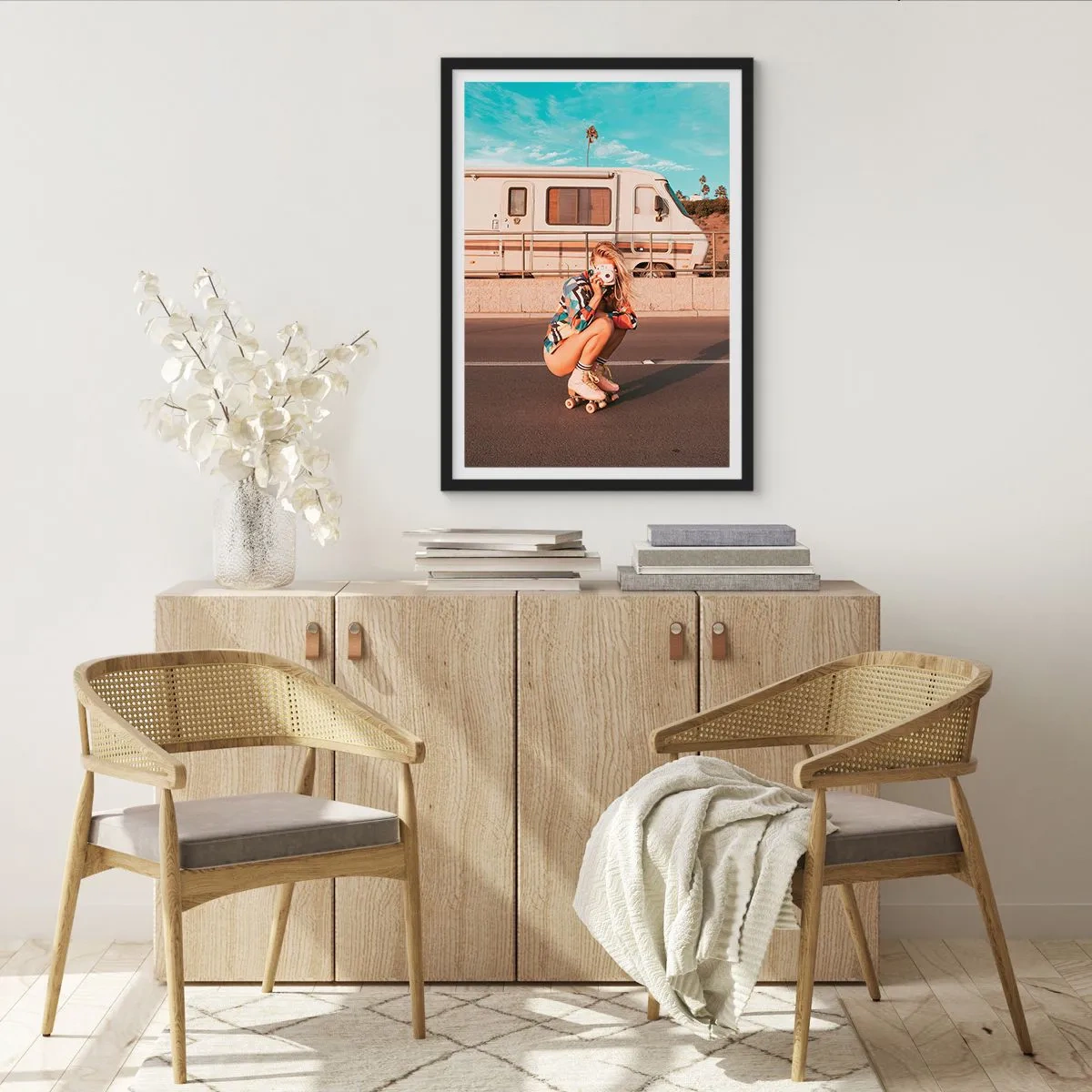 Pôster com moldura preta - Uma garota de patins com uma câmera na frente de uma van - 50x70cm - Sorria, por favor! - Decoração de parede moderna para a sala de estar e quarto ARTTOR