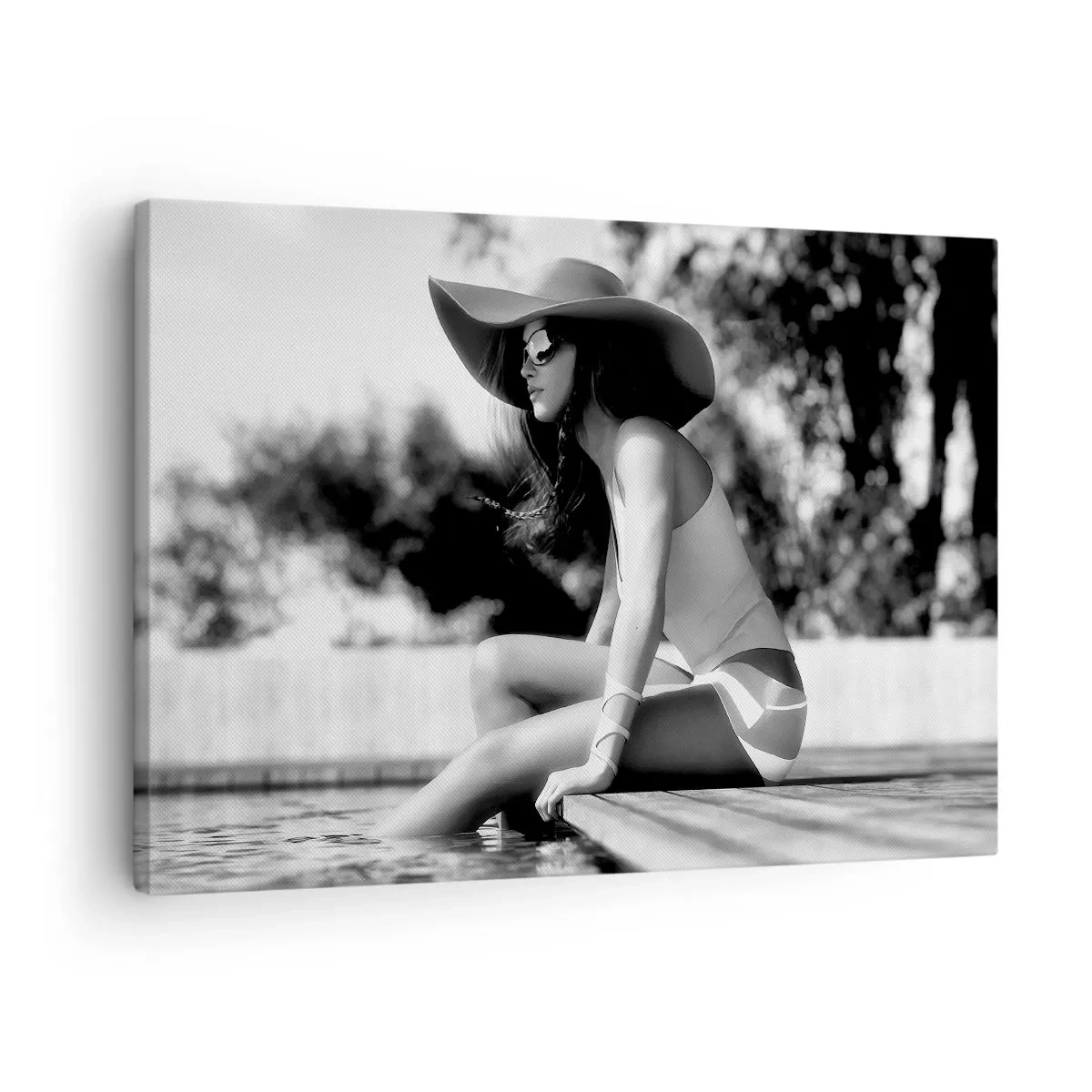 Quadro em tela - Mulher de chapéu na piscina em preto e branco - 70x50cm - Sonho de verão - Decoração de parede moderna para a sala de estar e quarto ARTTOR