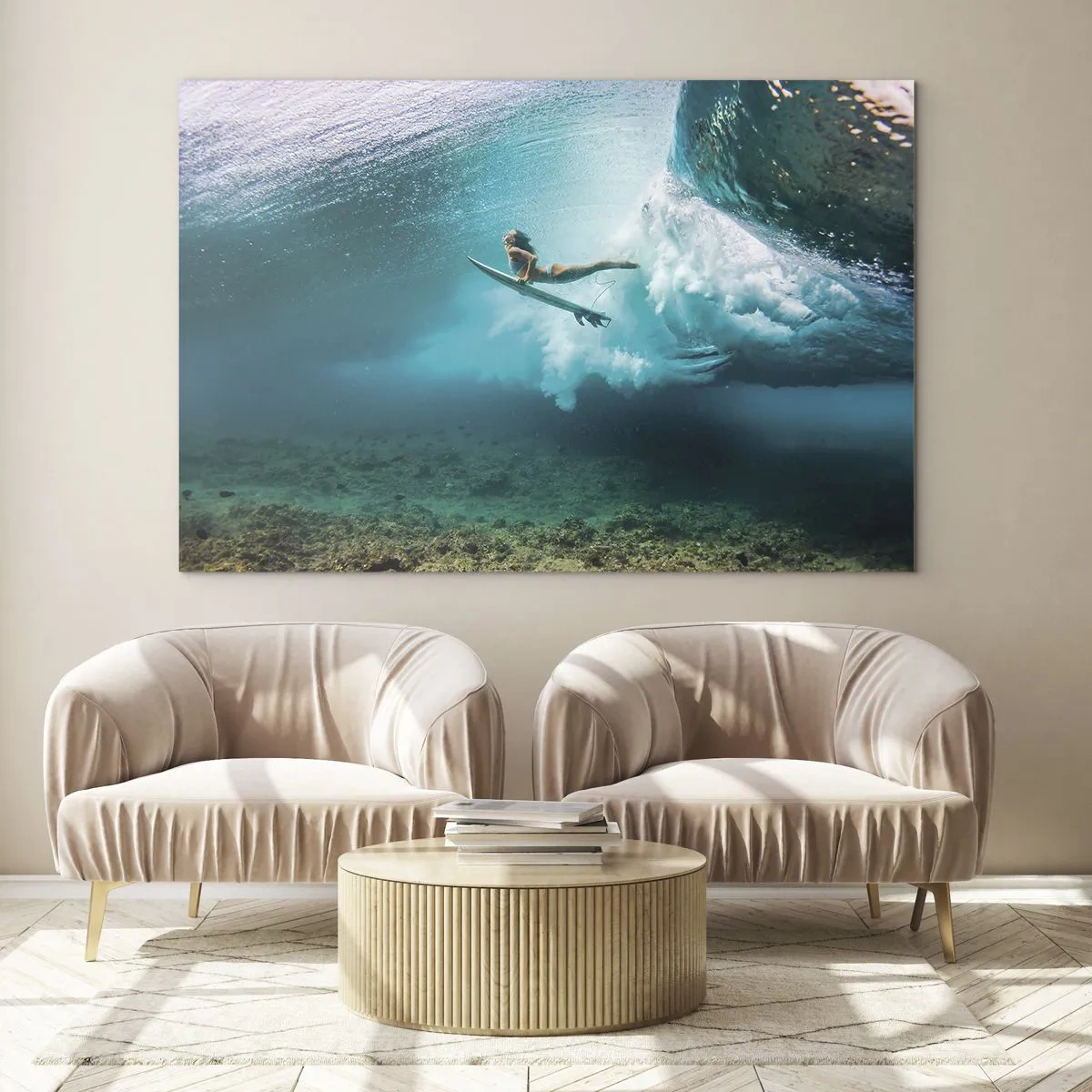 Quadro em vidro - Surfista debaixo d'água entre as ondas com uma prancha de surfe - 70x50cm - O mundo subaquático - Decoração de parede moderna para a sala de estar e quarto ARTTOR