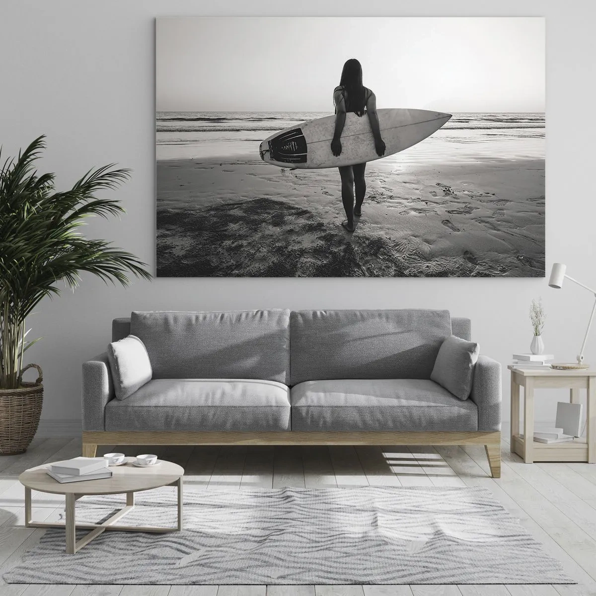 Quadro em vidro - Mulher com uma prancha de surfe na praia ao nascer do sol - 70x50cm - Filha da onda do mar - Decoração de parede moderna para a sala de estar e quarto ARTTOR