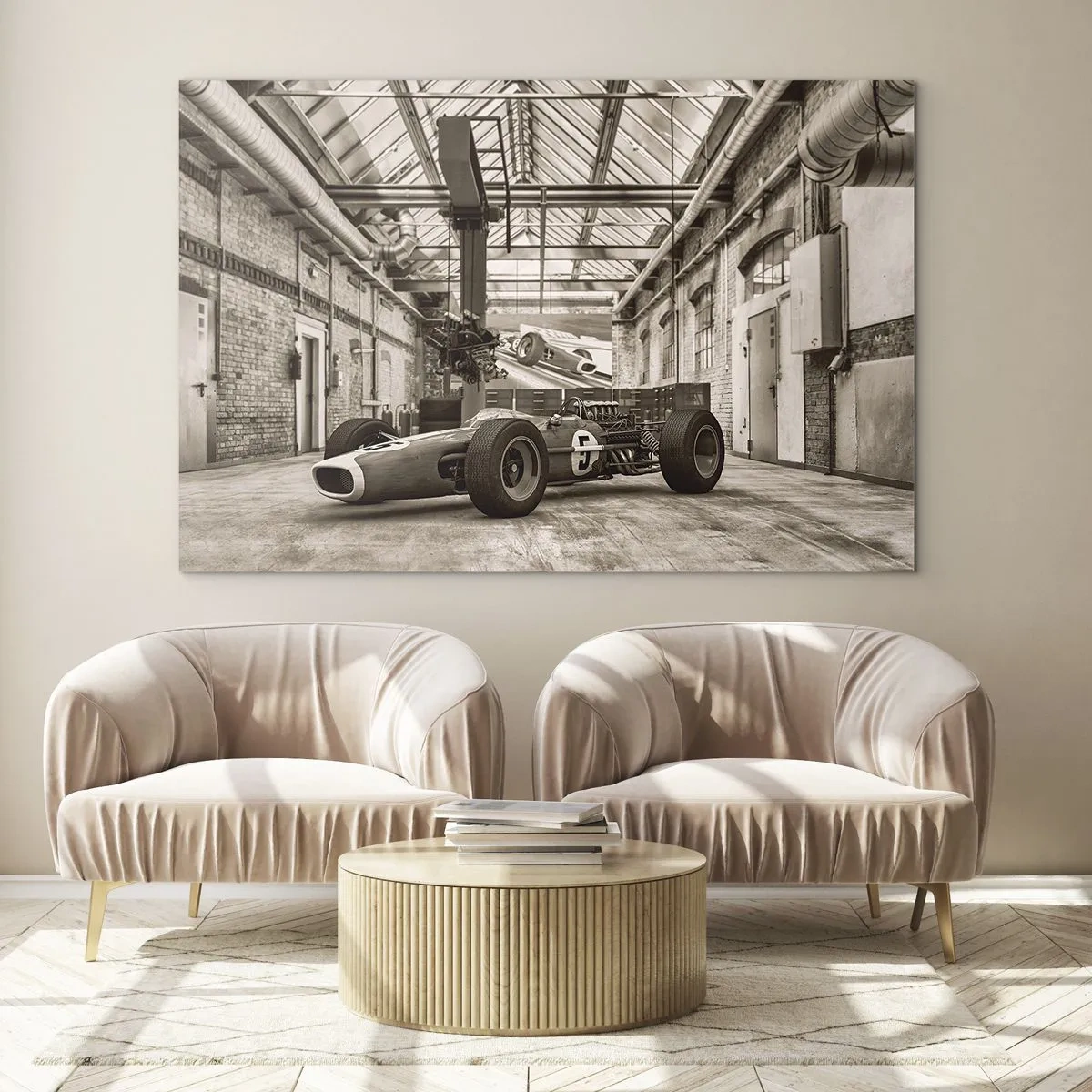 Quadro em vidro - Um carro de corrida antigo em um salão industrial - 70x50cm - O descanso do vencedor - Decoração de parede moderna para a sala de estar e quarto ARTTOR