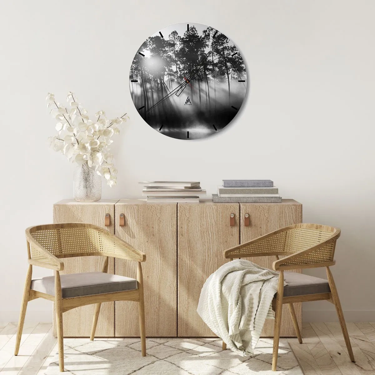 Relógio de parede - Relógio em vidro - Uma fotografia em preto e branco de uma floresta envolta em neblina ao nascer do sol. - 30x30cm - O sol imparável - Decoração de parede moderna para a sala de estar, cozinha e quarto ARTTOR
