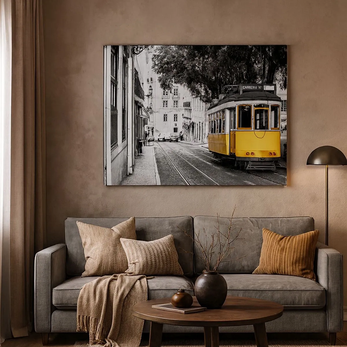 Quadro em tela - Um bonde amarelo tendo como pano de fundo uma rua em preto e branco - 70x50cm - E o fado ao fundo - Decoração de parede moderna para a sala de estar e quarto ARTTOR
