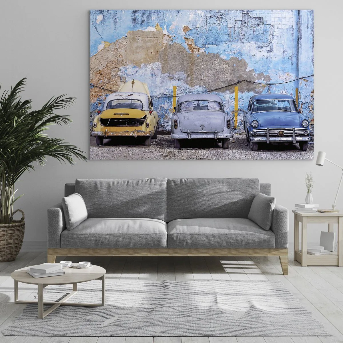 Quadro em vidro - Carros antigos com uma parede em ruínas ao fundo - 70x50cm - Encontro de Veteranos - Decoração de parede moderna para a sala de estar e quarto ARTTOR