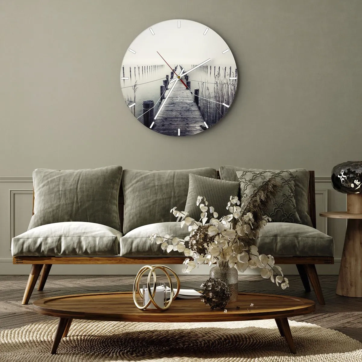 Relógio de parede - Relógio em vidro - Um cais de madeira em uma paisagem enevoada sobre a água - 30x30cm - Mergulhe em paz - Decoração de parede moderna para a sala de estar, cozinha e quarto ARTTOR