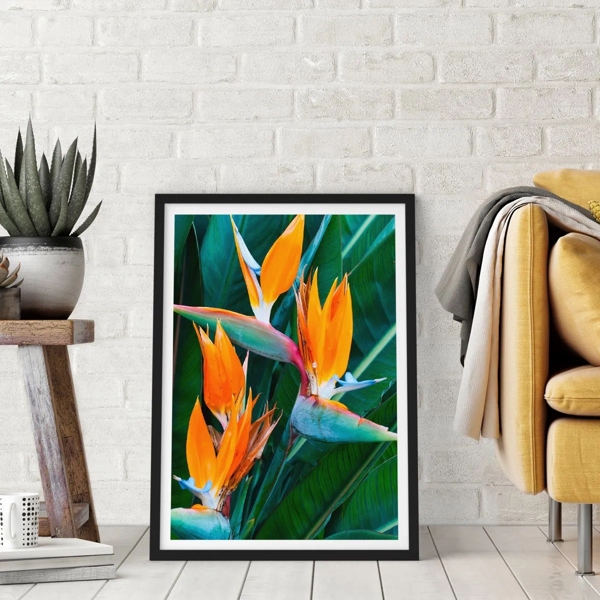 Pôster com moldura preta - Flores de Strelitzia rodeadas por folhas verdes - 50x70cm - É uma flor ou é um pássaro? - Decoração de parede moderna para a sala de estar e quarto ARTTOR