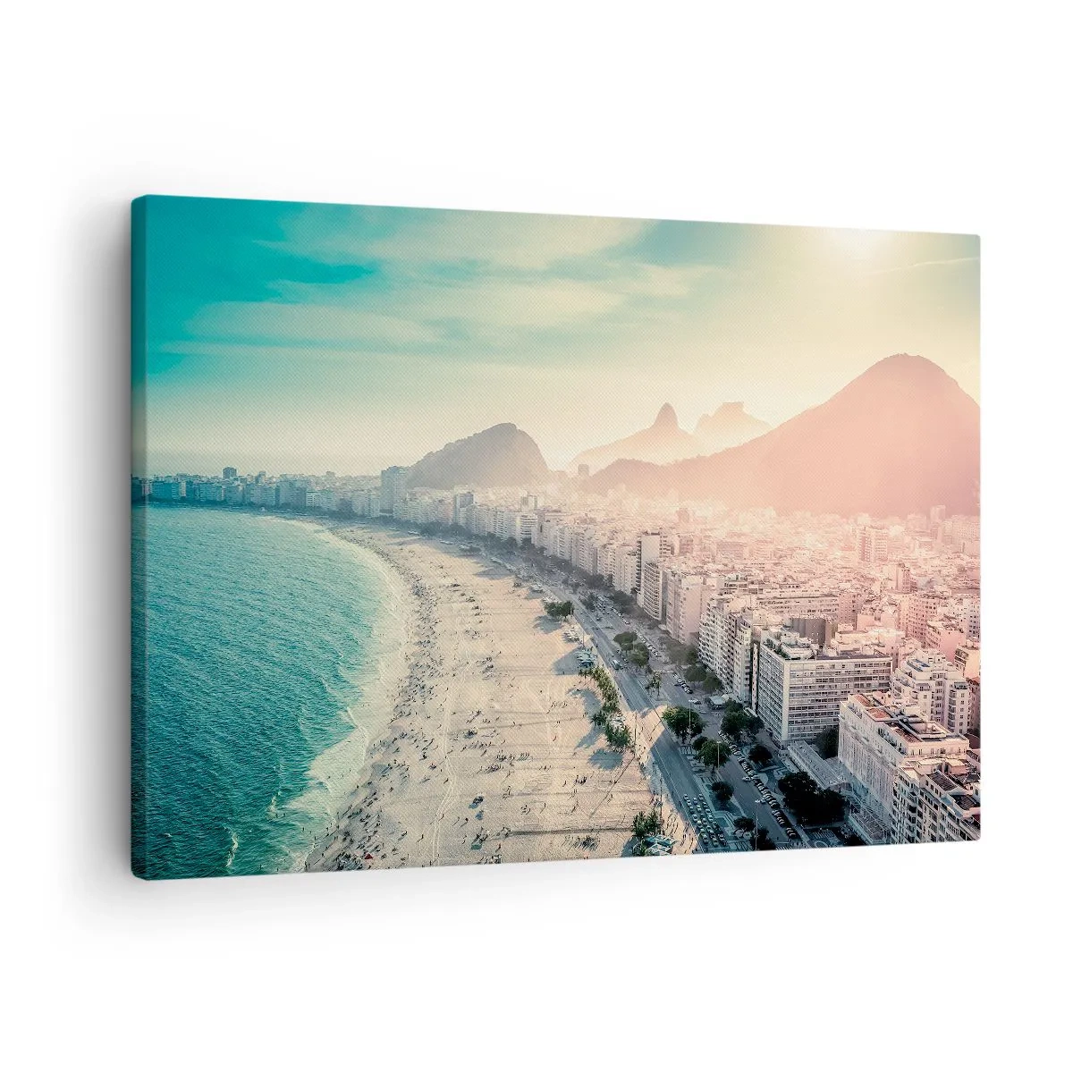 Quadro em tela - Panorama da Praia de Copacabana com montanhas ao fundo no Rio de Janeiro - 70x50cm - Férias eternas no Rio - Decoração de parede moderna para a sala de estar e quarto ARTTOR
