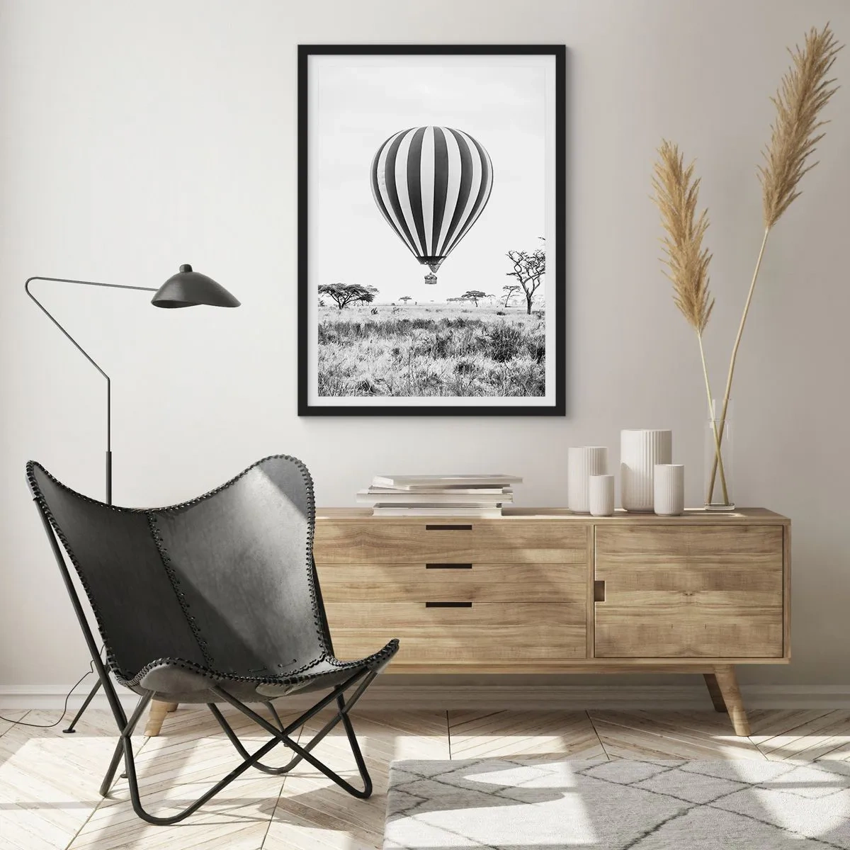 Pôster com moldura preta - Um balão de ar quente flutuando sobre a savana em preto e branco. - 50x70cm - Sobre a savana - Decoração de parede moderna para a sala de estar e quarto ARTTOR