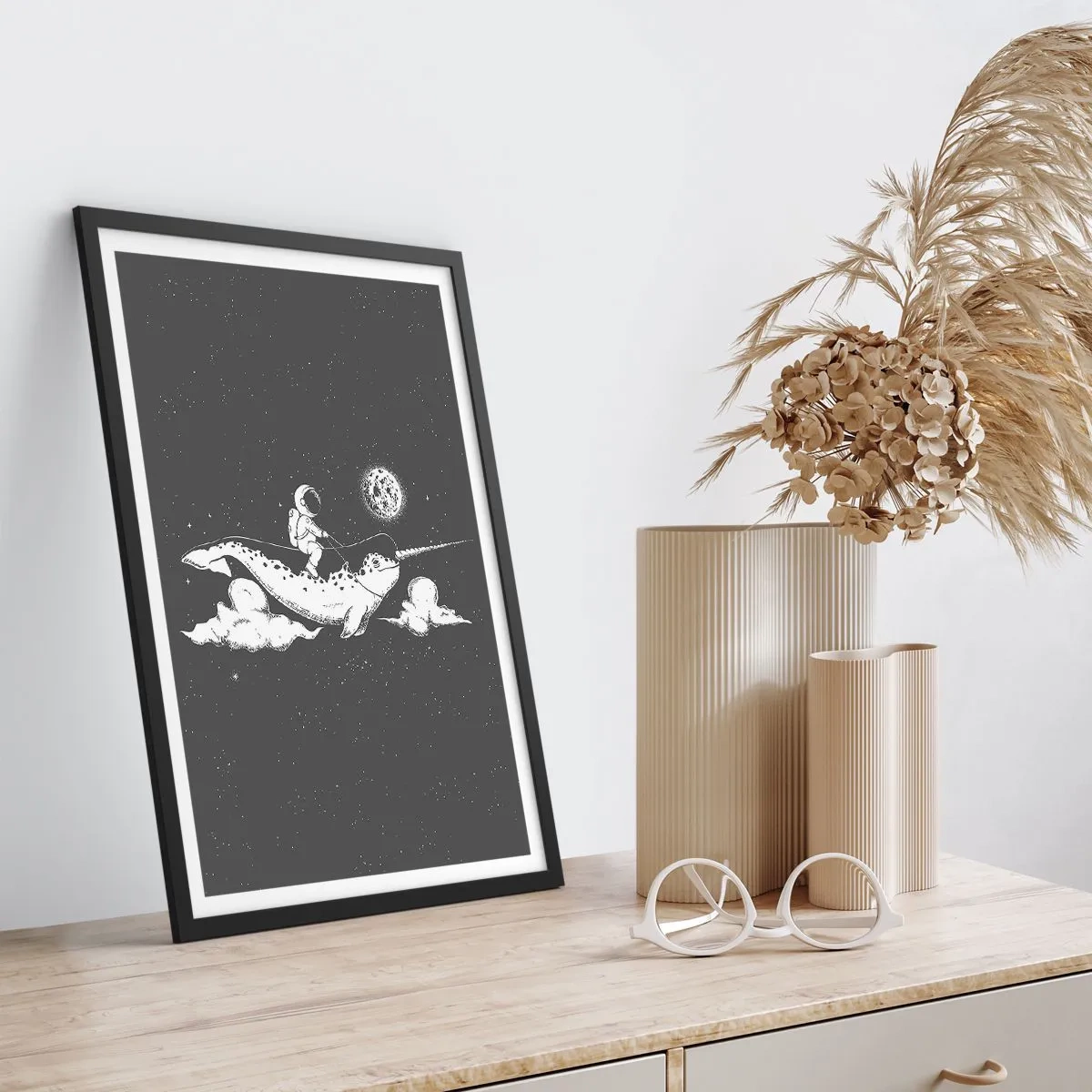 Pôster com moldura preta - Astronauta nas costas de um narval no espaço - 50x70cm - Cavaleiro Espacial - Decoração de parede moderna para a sala de estar e quarto ARTTOR