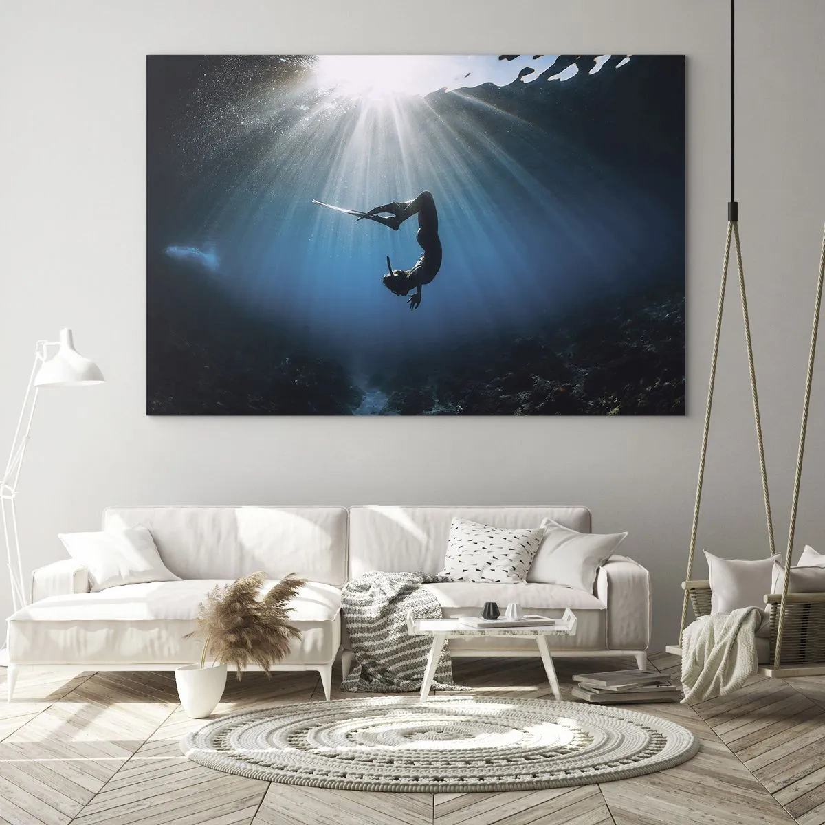 Quadro em vidro - Um mergulhador se movendo debaixo d'água sob os raios de luz - 70x50cm - Dança subaquática - Decoração de parede moderna para a sala de estar e quarto ARTTOR