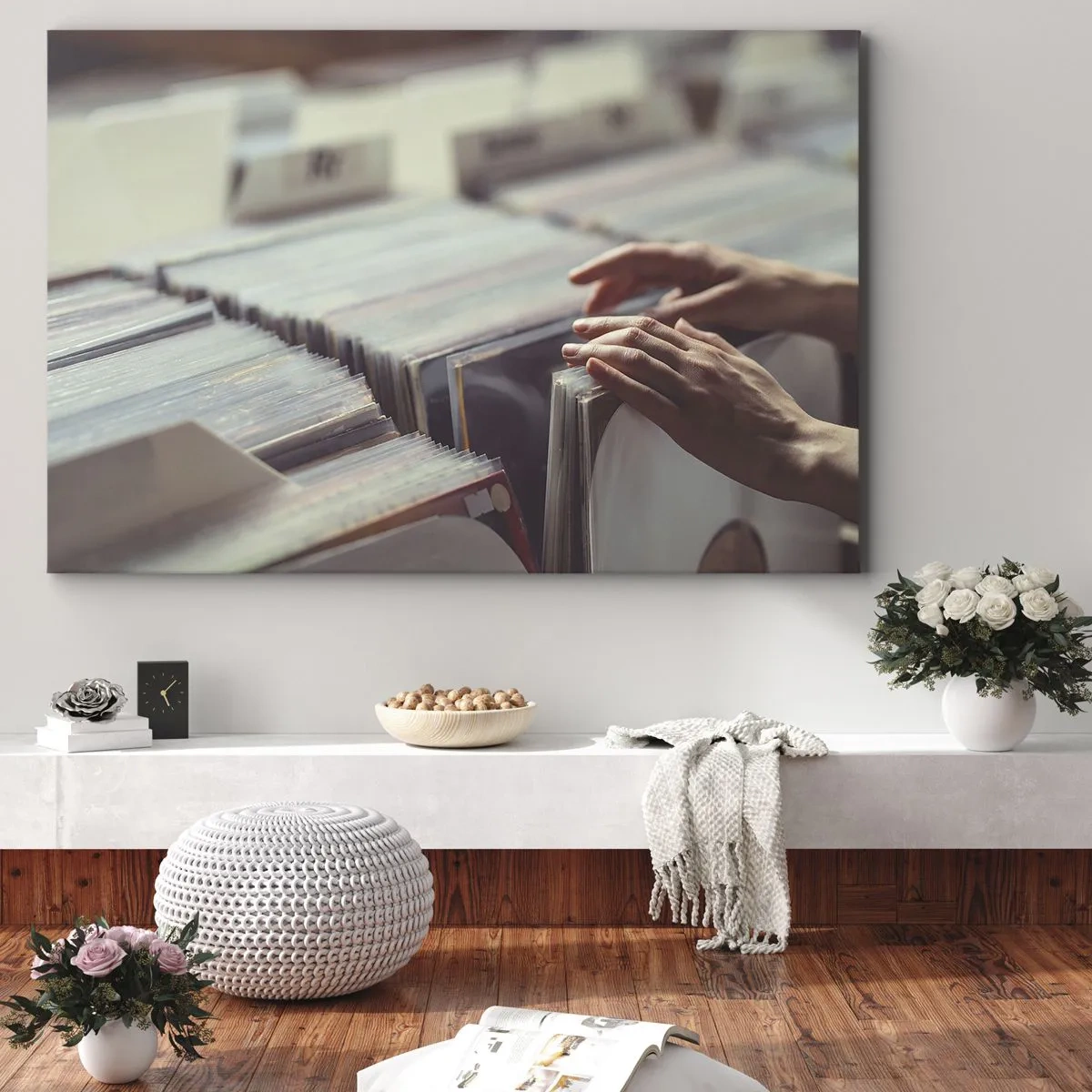 Quadro em tela - Mãos examinando uma coleção de vinil - 70x50cm - Em busca de emoções - Decoração de parede moderna para a sala de estar e quarto ARTTOR