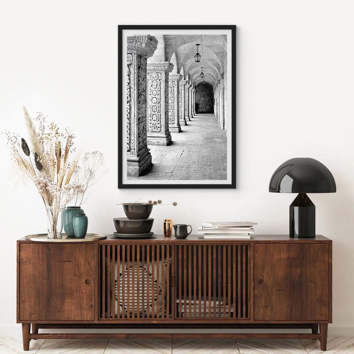 Pôster com moldura preta - Uma fotografia em preto e branco de um claustro histórico com colunas - 50x70cm - E para onde...? - Decoração de parede moderna para a sala de estar e quarto ARTTOR