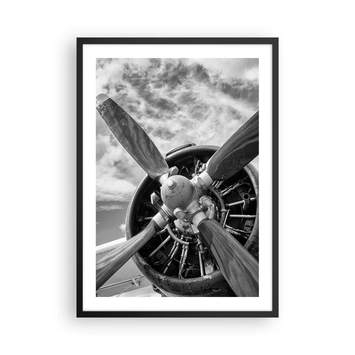 Pôster com moldura preta - Uma fotografia em preto e branco de uma hélice de avião contra o céu. - 50x70cm - O conquistador dos céus - Decoração de parede moderna para a sala de estar e quarto ARTTOR