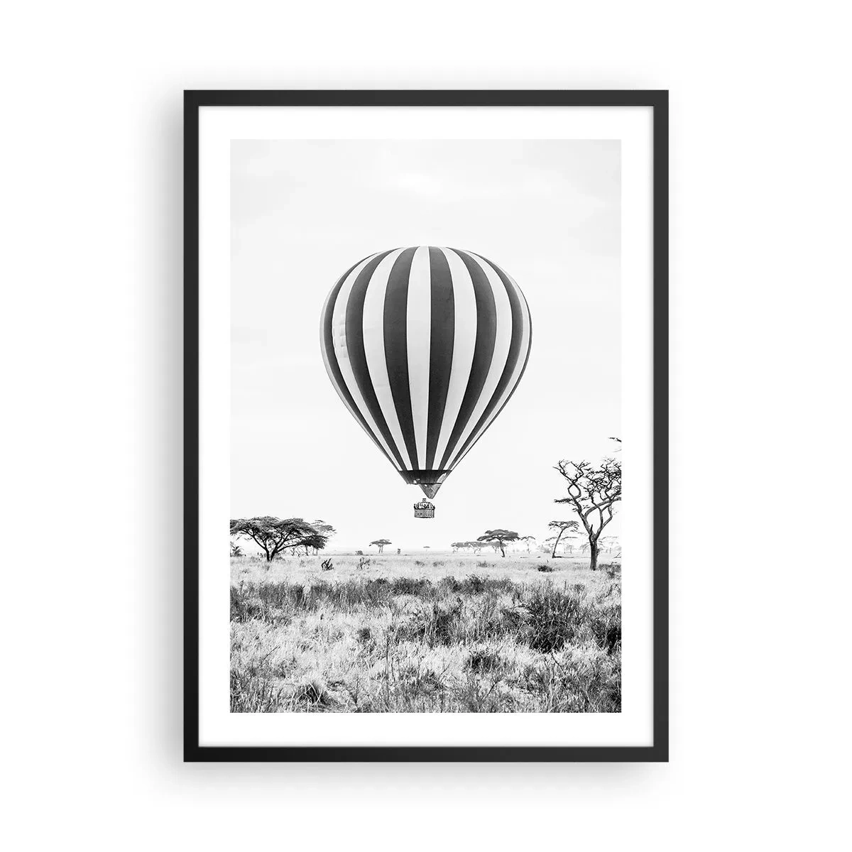 Pôster com moldura preta - Um balão de ar quente flutuando sobre a savana em preto e branco. - 50x70cm - Sobre a savana - Decoração de parede moderna para a sala de estar e quarto ARTTOR