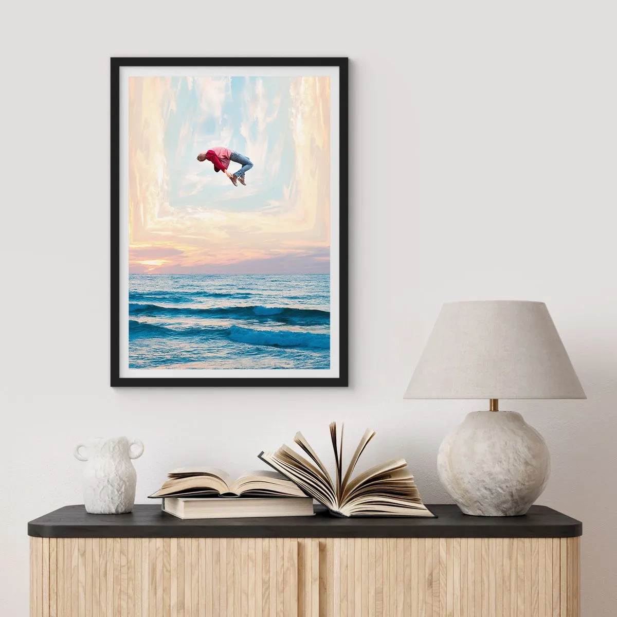 Pôster com moldura preta - Um homem salta para o céu sobre o oceano ao pôr do sol - 50x70cm - Para outra dimensão - Decoração de parede moderna para a sala de estar e quarto ARTTOR