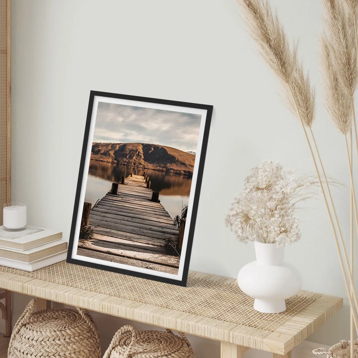 Pôster com moldura preta - Um cais de madeira leva a um lago tranquilo com uma montanha ao fundo - 50x70cm - Paisagem em silêncio - Decoração de parede moderna para a sala de estar e quarto ARTTOR