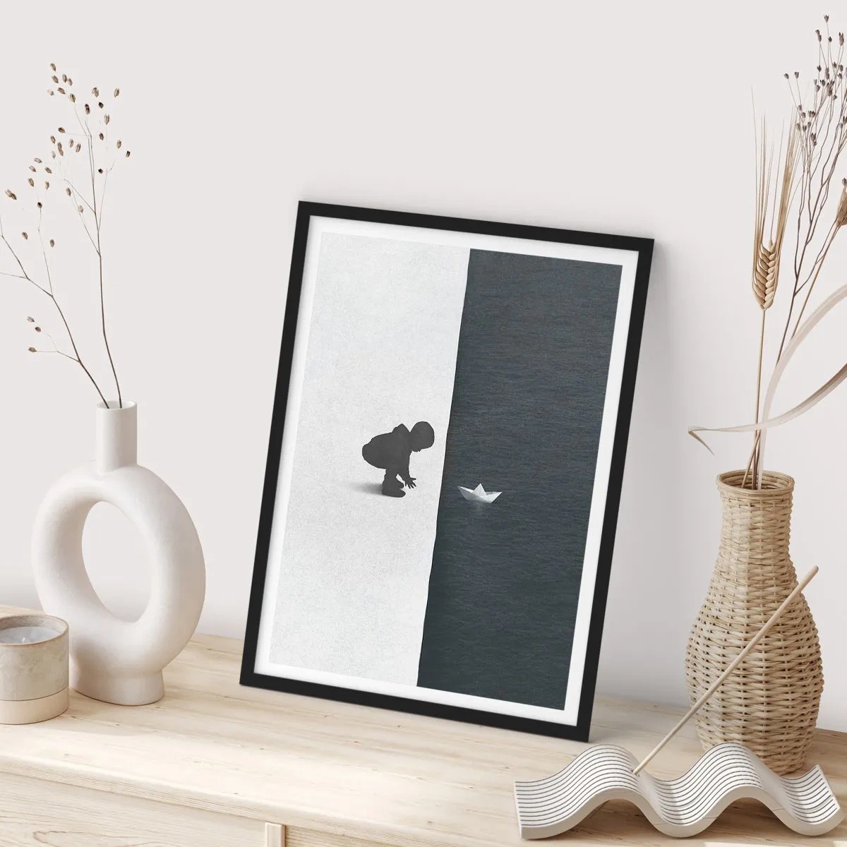Pôster com moldura preta - Uma criança inclinada sobre a água com um barquinho de papel - 50x70cm - Grande expedição - Decoração de parede moderna para a sala de estar e quarto ARTTOR