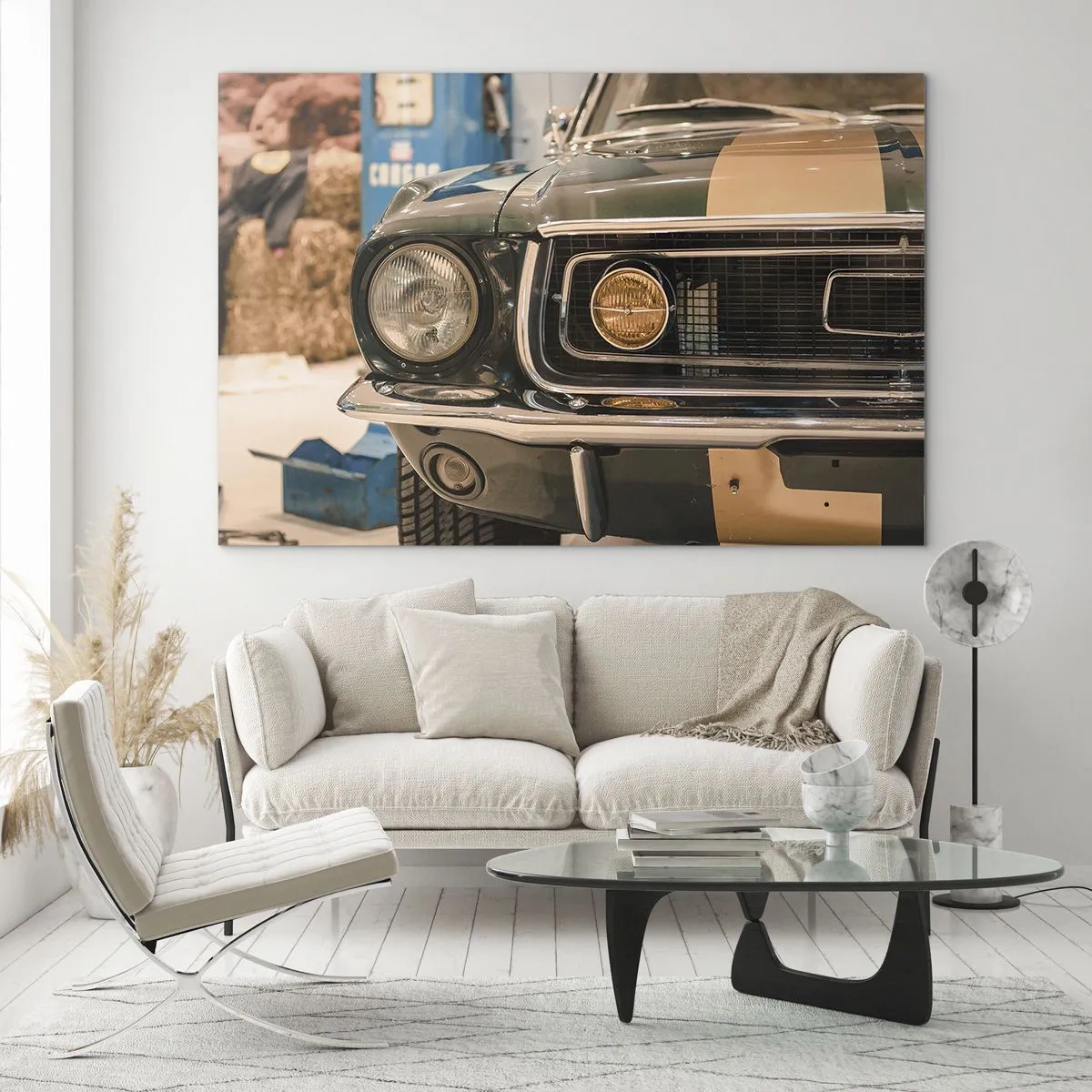 Quadro em vidro - Visão de perto de um carro clássico, Mustang, em uma oficina - 70x50cm - Encontro com uma lenda - Decoração de parede moderna para a sala de estar e quarto ARTTOR