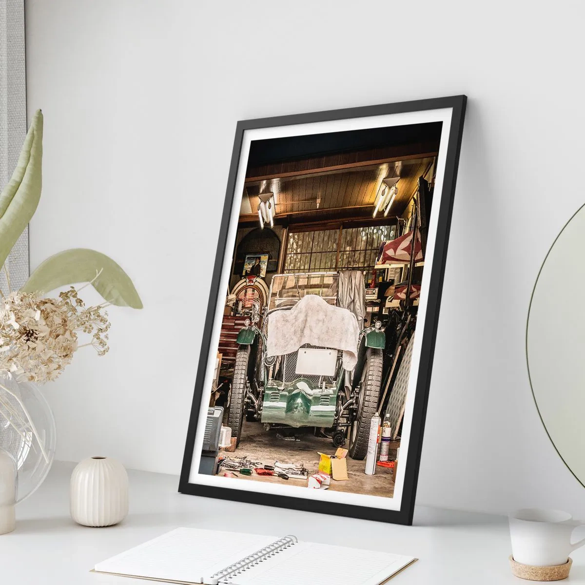 Pôster com moldura preta - Um carro antigo em uma garagem cercada por ferramentas - 50x70cm - De volta ao passado - Decoração de parede moderna para a sala de estar e quarto ARTTOR