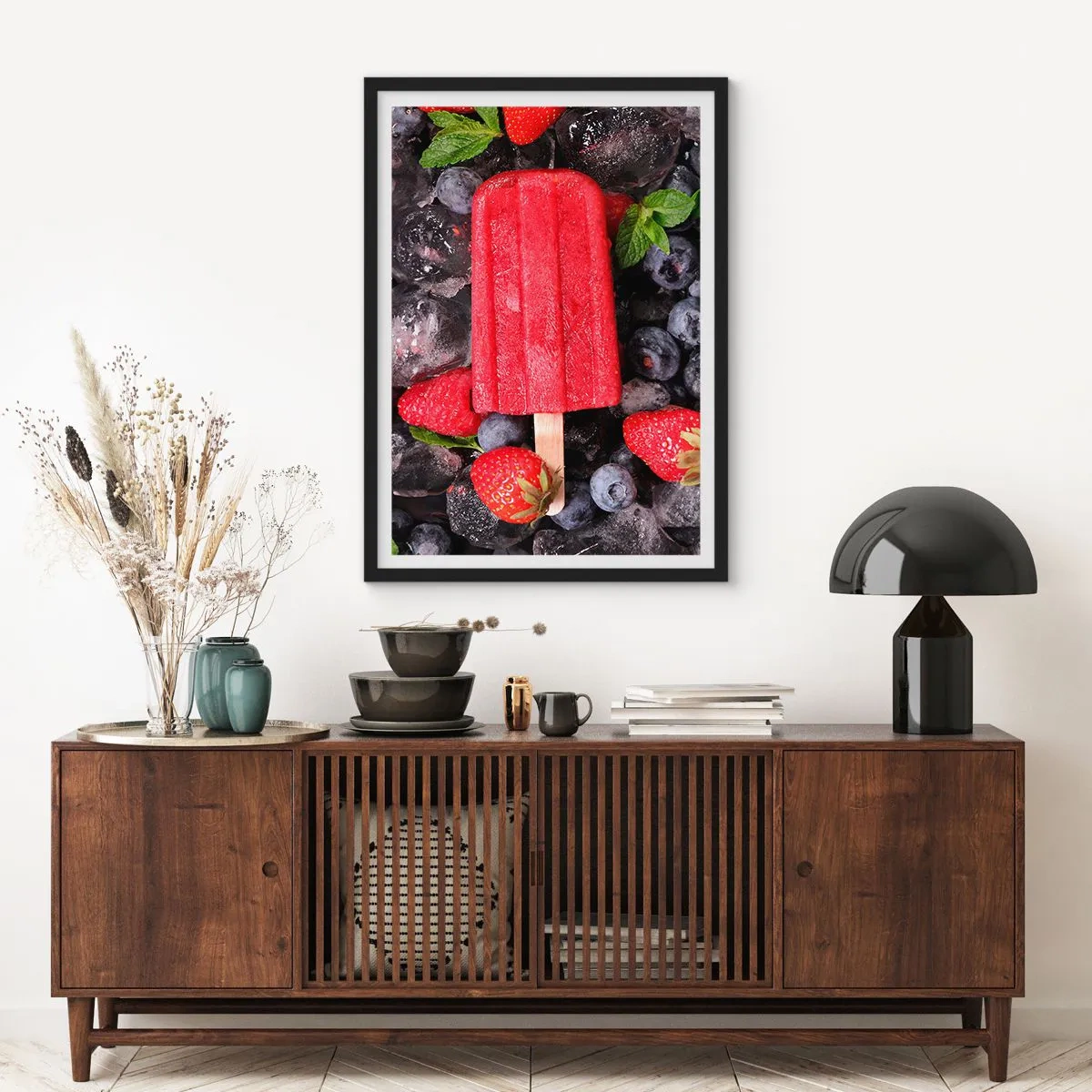 Pôster com moldura preta - Sorvete de sorvete vermelho no palito cercado por morangos e mirtilos - 50x70cm - O sabor de um verão quente - Decoração de parede moderna para a sala de estar e quarto ARTTOR