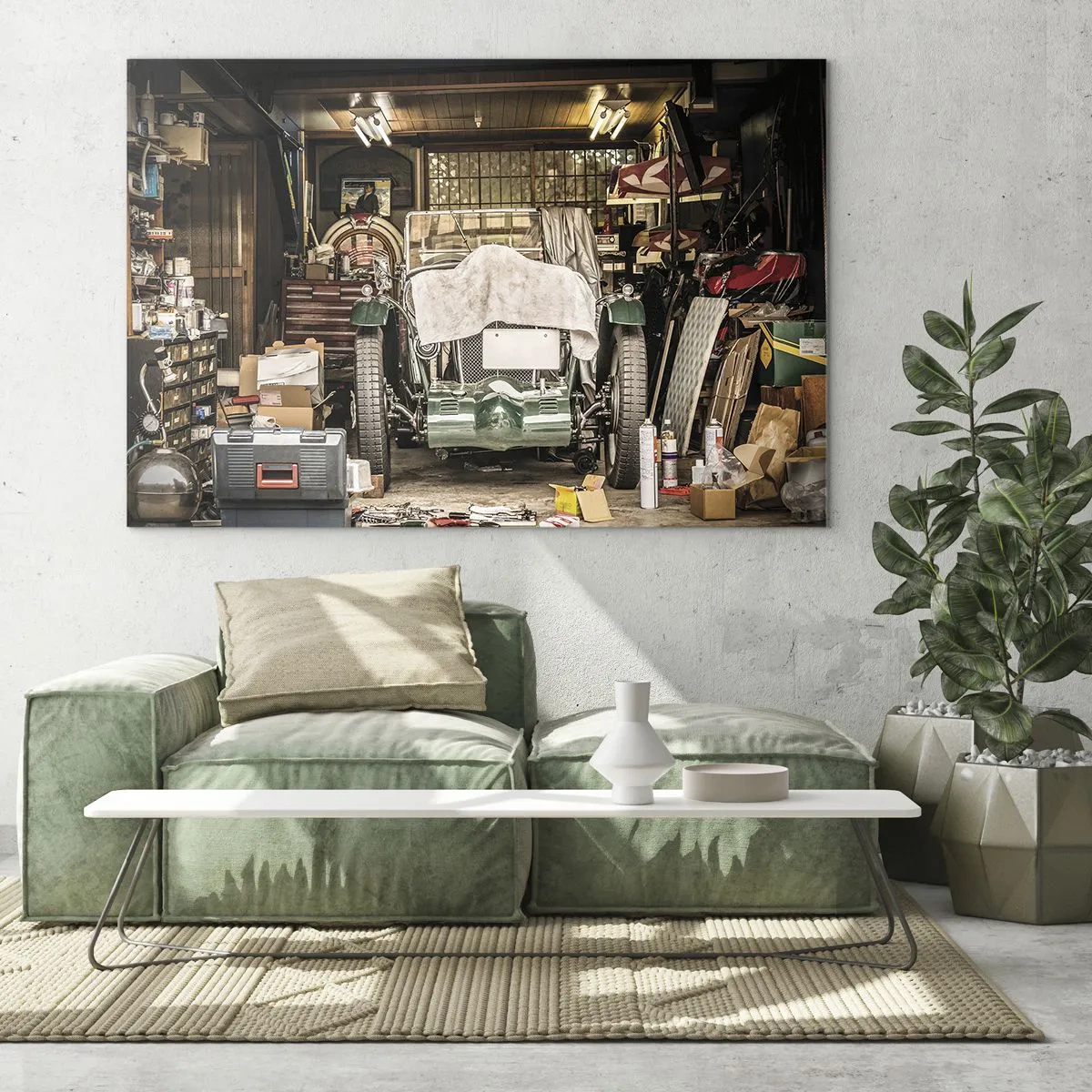 Quadro em vidro - Garagem vintage com um carro coberto por um pano, cercado por ferramentas e caixas - 70x50cm - De volta ao passado - Decoração de parede moderna para a sala de estar e quarto ARTTOR