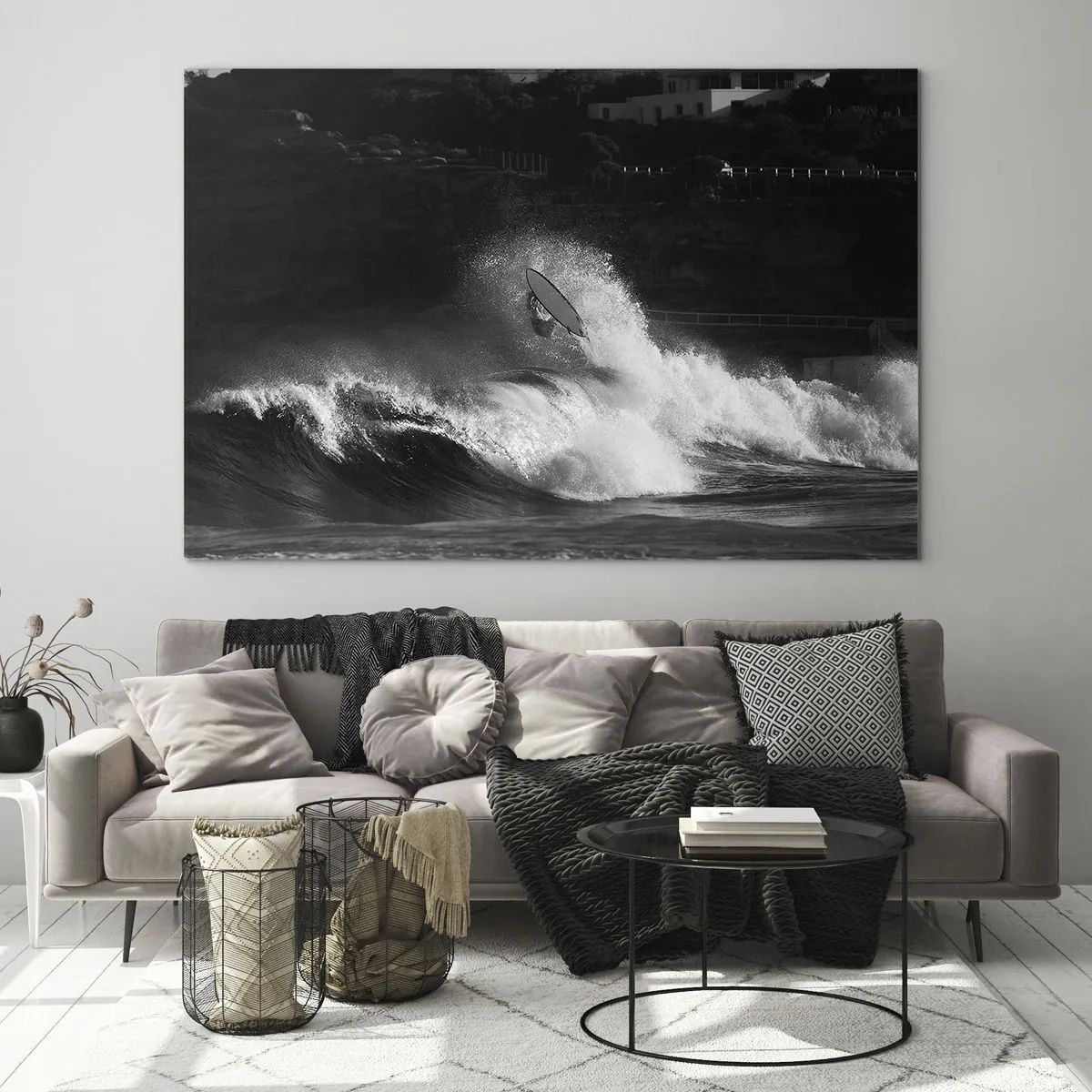 Quadro em vidro - Um surfista pegando uma onda capturado em uma fotografia em preto e branco - 70x50cm - Desafio aceito! - Decoração de parede moderna para a sala de estar e quarto ARTTOR