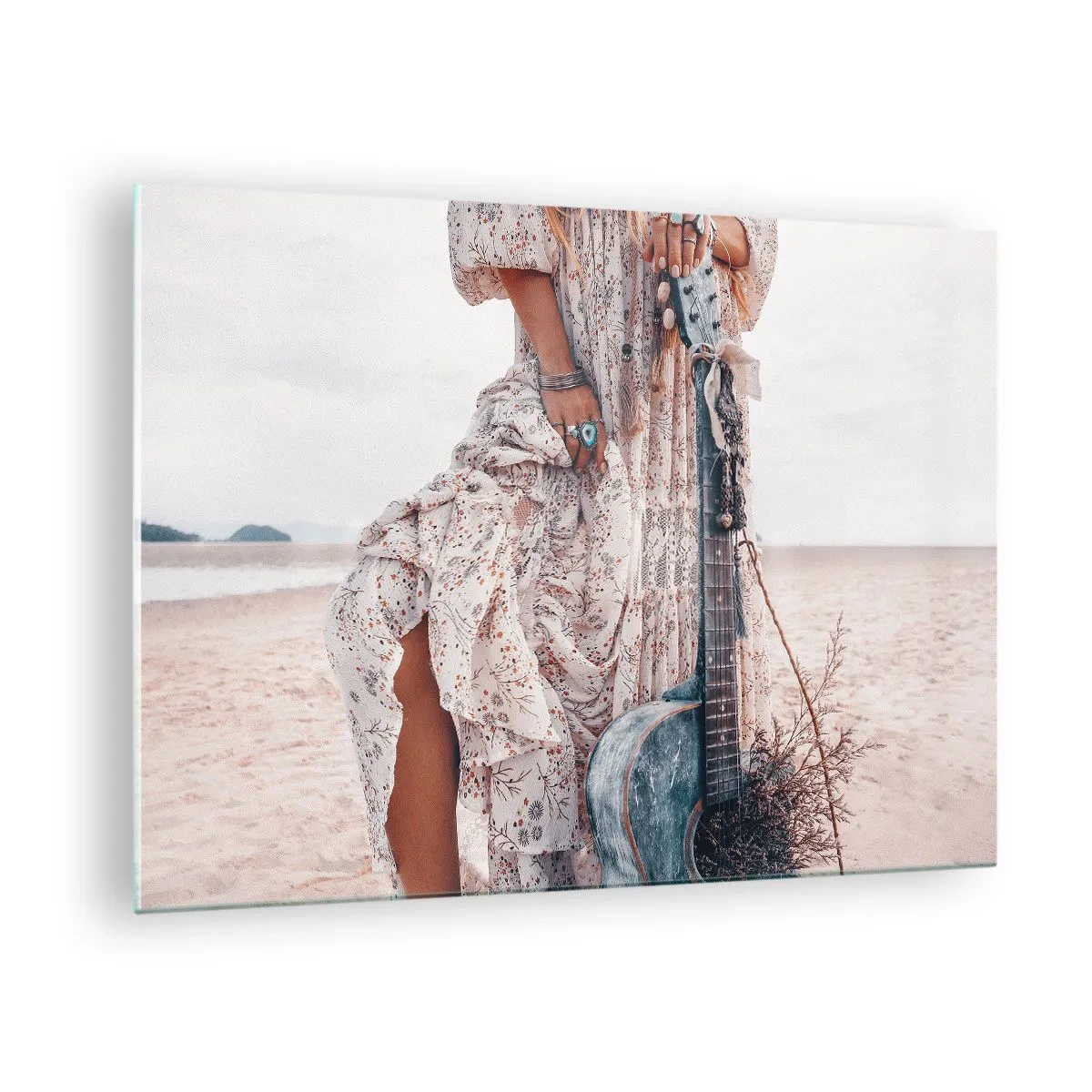 Quadro em vidro - Mulher estilo boho com violão em praia vazia - 70x50cm - Flores a caminho - Decoração de parede moderna para a sala de estar e quarto ARTTOR