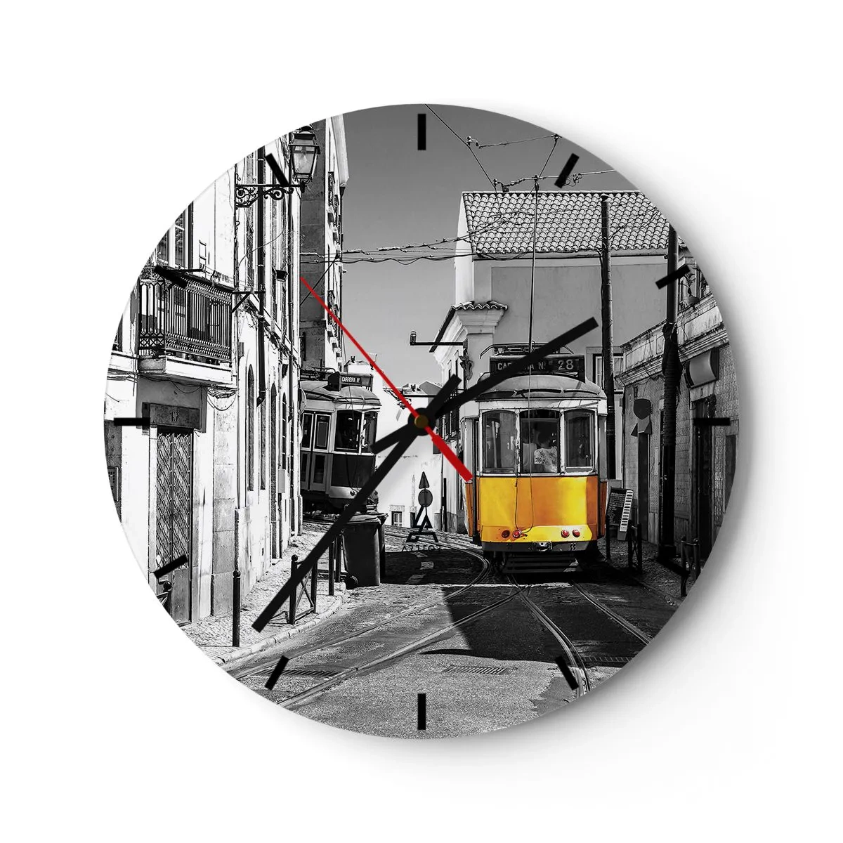 Relógio de parede - Relógio em vidro - Um bonde amarelo em uma rua preta e branca em Lisboa - 30x30cm - O Espírito de Lisboa - Decoração de parede moderna para a sala de estar, cozinha e quarto ARTTOR