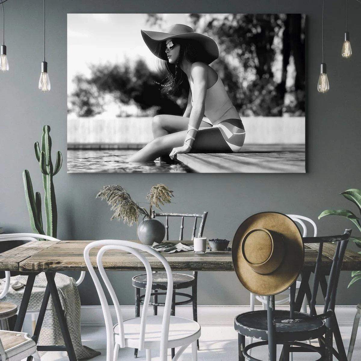 Quadro em tela - Mulher de chapéu na piscina em preto e branco - 70x50cm - Sonho de verão - Decoração de parede moderna para a sala de estar e quarto ARTTOR