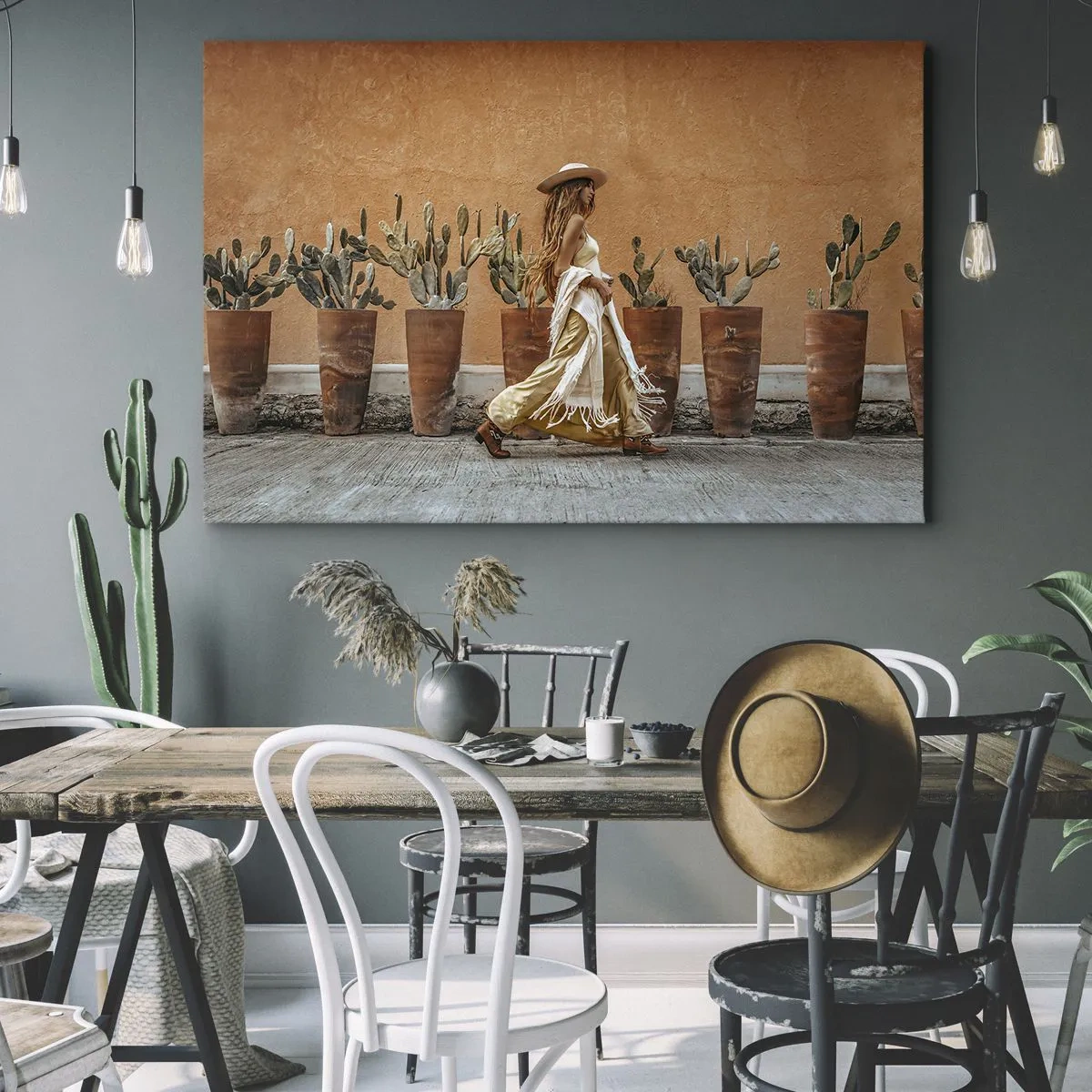 Quadro em tela - Uma mulher no estilo boho com vasos de cactos ao fundo. - 70x50cm - Estilo hippie - Decoração de parede moderna para a sala de estar e quarto ARTTOR