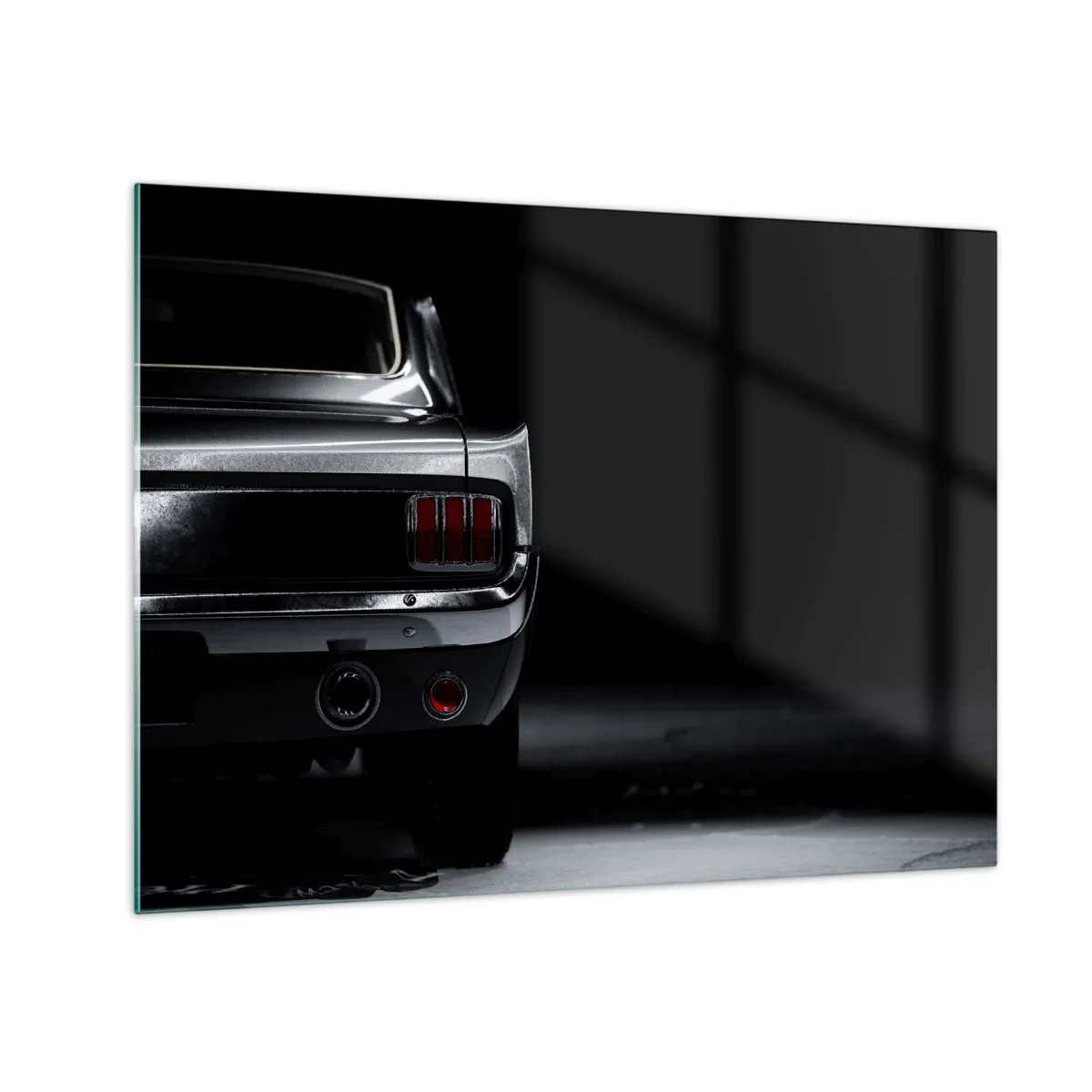 Quadro em vidro - A traseira de um carro clássico em um interior escuro e elegante - 70x50cm - O charme do clássico - Decoração de parede moderna para a sala de estar e quarto ARTTOR