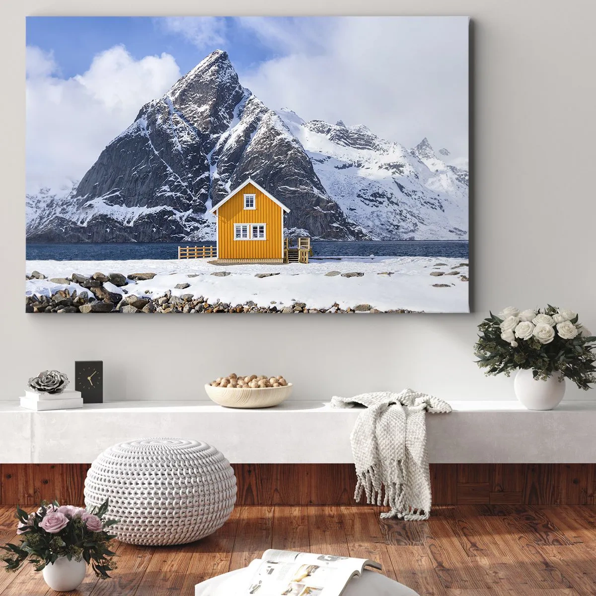 Quadro em tela - Uma casa amarela com o cenário de montanhas cobertas de neve e o mar - 70x50cm - Feriados escandinavos - Decoração de parede moderna para a sala de estar e quarto ARTTOR
